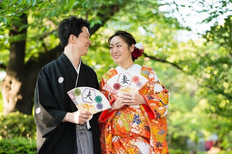 晴レの日｜HARENOHIのインスタグラム：「季節の花々を楽しみながら撮影✨ in 隅田公園  #HARENOHI #晴レの日 #浅草 #asakusa #浅草寺 #sensoji #雷門 #kaminarimon #西参道商店街 #人力車 #jinrikisha #スカイツリー #skytree #結婚式 #wedding #和婚 #前撮り #花嫁 #プレ花嫁 #和装 #和服 #色打掛 #紋付 #カップル #夫婦 #couple #instagood #love #followme」