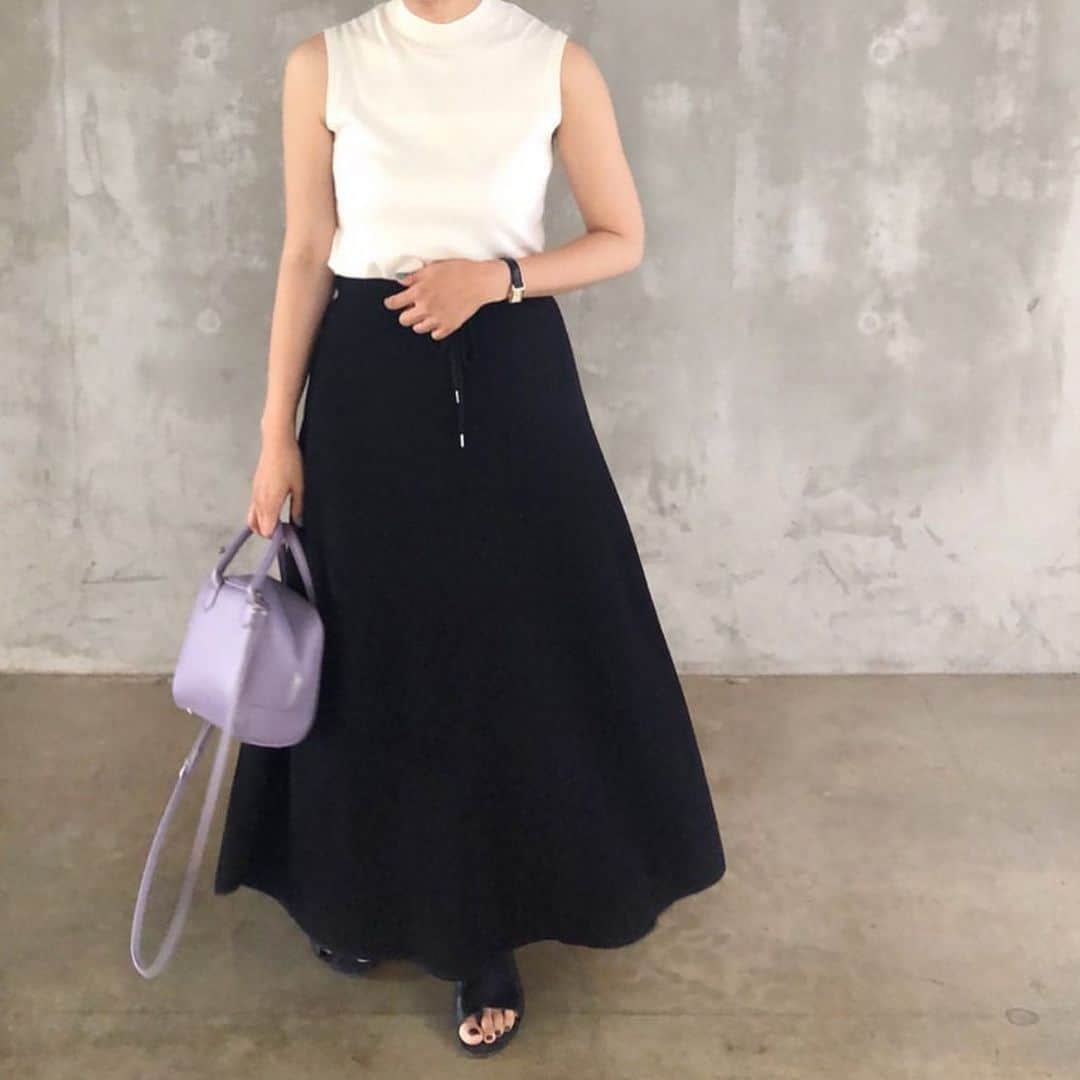GU(ジーユー) さんのインスタグラム写真 - (GU(ジーユー) Instagram)「990セーターコーデをPick up！﻿ 主張しすぎないハイネックのデザインがポイントのサマーセーター ✨品のある白色セーターがシュッとしていて綺麗！そこからの黒ロングスカートが美しくもカッコイイ女優コーデが完成👍無駄がないモノトーンにバックの差し色が可愛いです😘色違いも気になるハイネックセーター🙌﻿ 是非、チェックしてみてくださいね💁‍♀️💕﻿﻿ ————————————﻿ ☑︎ハイネックセーター(ノースリーブ)﻿ ¥990＋tax（通常価格）﻿ 品番:317224﻿ ————————————﻿ Pick Up Post﻿ @acco.mama さん、ステキな投稿ありがとうございます😊﻿ #GU #GUstyle #YOURFREEDOM #gu_for_all #GUKorea #GUHK #GUTAIWAN #ジーユー #ジーユーコーデ #GUコーデ #GU新作 #ジユジョ﻿ #ハイネックセーター #大人カジュアル #カジュアル #大人女子 #着回しコーデ #シンプルコーデ #夏コーデ #デイリーコーデ #大人コーデ #お出かけコーデ #Tシャツ #990セーター #セーター」7月10日 15時08分 - gu_for_all_
