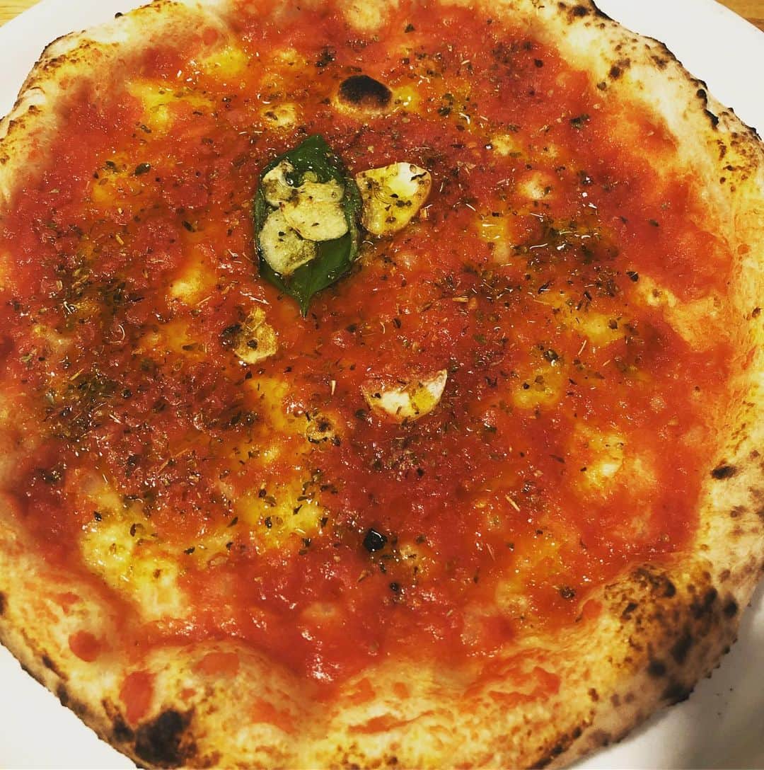 ひうらさとるのインスタグラム：「旨い…。一人だと一枚しか食べれないのでそうなると、マリナーラ派。ブルックリンラガーにも合うしね！ とことん油と塩とニンニクが好き❤︎ #freysfamouspizzeria  #この後六本木のど真ん中ですっ転んで血だらけになることを知らない幸せな午後 #手の甲の内出血がソンバーユで一瞬で治ってびっくり #ソンバーユ持ち歩く #絶対にだ」