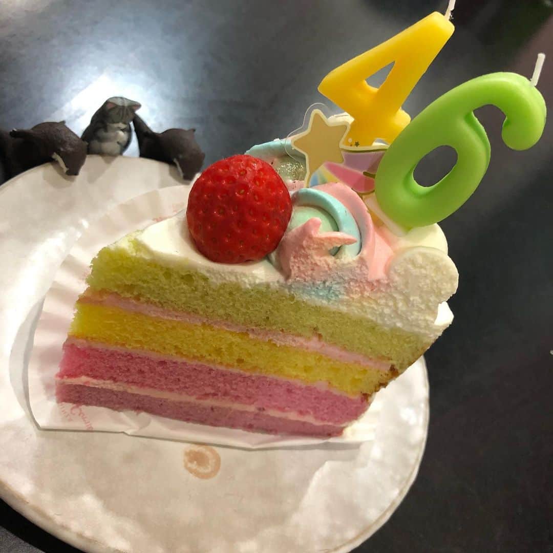 みずしな孝之のインスタグラム：「アシスタントがケーキ買ってきてくれた！ゆめかわ！」