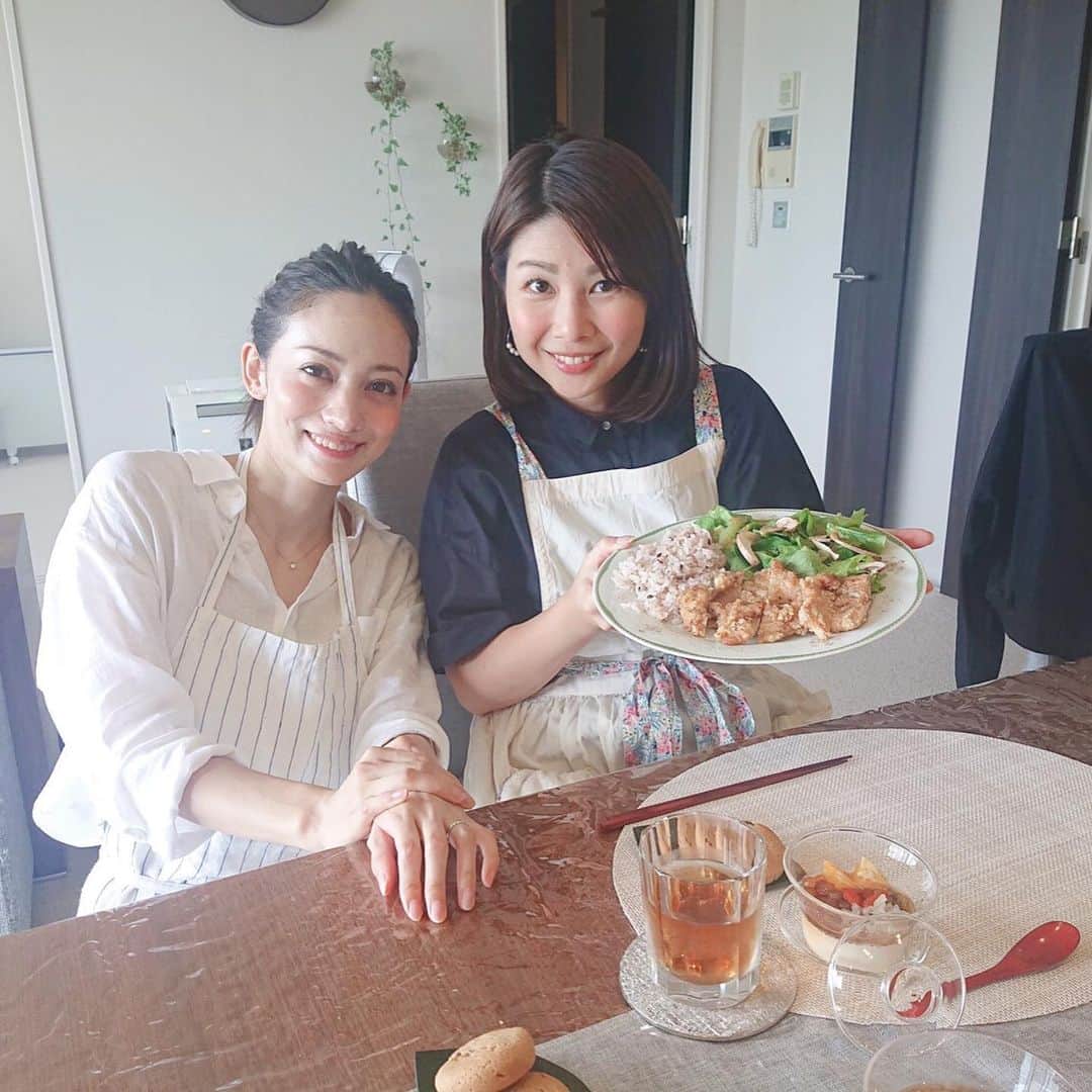 英玲奈さんのインスタグラム写真 - (英玲奈Instagram)「22日に、 #築地魚河岸スタジオ で#綺麗になれる台湾料理 のお教室を開催しますが、 お友達の中にも興味を持ってくれた方がいたので、 自宅でプレレッスンさせてもらいました！  オーガニック好き仲間の、 @nakayamamami  ちゃんと @shoookooo924  ちゃん、 モデルのお友達の、 @yurikonno_official  ちゃんと @saki_toyoba  ちゃん 女性経営者の  @kularakomazaki  さん！  皆さん、美容と健康に興味がおありで、 すでにお綺麗ですが、 色々座学もやらせていただいて、 とても熱心に聞いてくださって嬉しかった╰(*´︶`*)╯♡ 私のモットーは、 #美味しくてからだに良いもの  なのですが、 お味も喜んでいただけたし、 普段お料理しない方でも楽しんでいただけました！  22日にお申し込みいただいた皆様、 ありがとうございます！！ お会い出来るの楽しみにしています╰(*´︶`*)╯♡ #ていねいな暮らし #季節を感じる暮らし#からだにいいこと #からだにやさしいごはん 無添加#無化調#オーガニック#低gi #腸活#趣味生活 #食生活アドバイザー#メディカルハーブコーディネーター#幼児食インストラクター#食育アドバイザー#お魚検定 #お料理教室 #erenakitchen」7月10日 15時31分 - erena_erenyan