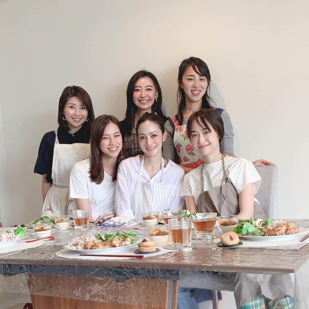 英玲奈さんのインスタグラム写真 - (英玲奈Instagram)「22日に、 #築地魚河岸スタジオ で#綺麗になれる台湾料理 のお教室を開催しますが、 お友達の中にも興味を持ってくれた方がいたので、 自宅でプレレッスンさせてもらいました！  オーガニック好き仲間の、 @nakayamamami  ちゃんと @shoookooo924  ちゃん、 モデルのお友達の、 @yurikonno_official  ちゃんと @saki_toyoba  ちゃん 女性経営者の  @kularakomazaki  さん！  皆さん、美容と健康に興味がおありで、 すでにお綺麗ですが、 色々座学もやらせていただいて、 とても熱心に聞いてくださって嬉しかった╰(*´︶`*)╯♡ 私のモットーは、 #美味しくてからだに良いもの  なのですが、 お味も喜んでいただけたし、 普段お料理しない方でも楽しんでいただけました！  22日にお申し込みいただいた皆様、 ありがとうございます！！ お会い出来るの楽しみにしています╰(*´︶`*)╯♡ #ていねいな暮らし #季節を感じる暮らし#からだにいいこと #からだにやさしいごはん 無添加#無化調#オーガニック#低gi #腸活#趣味生活 #食生活アドバイザー#メディカルハーブコーディネーター#幼児食インストラクター#食育アドバイザー#お魚検定 #お料理教室 #erenakitchen」7月10日 15時31分 - erena_erenyan