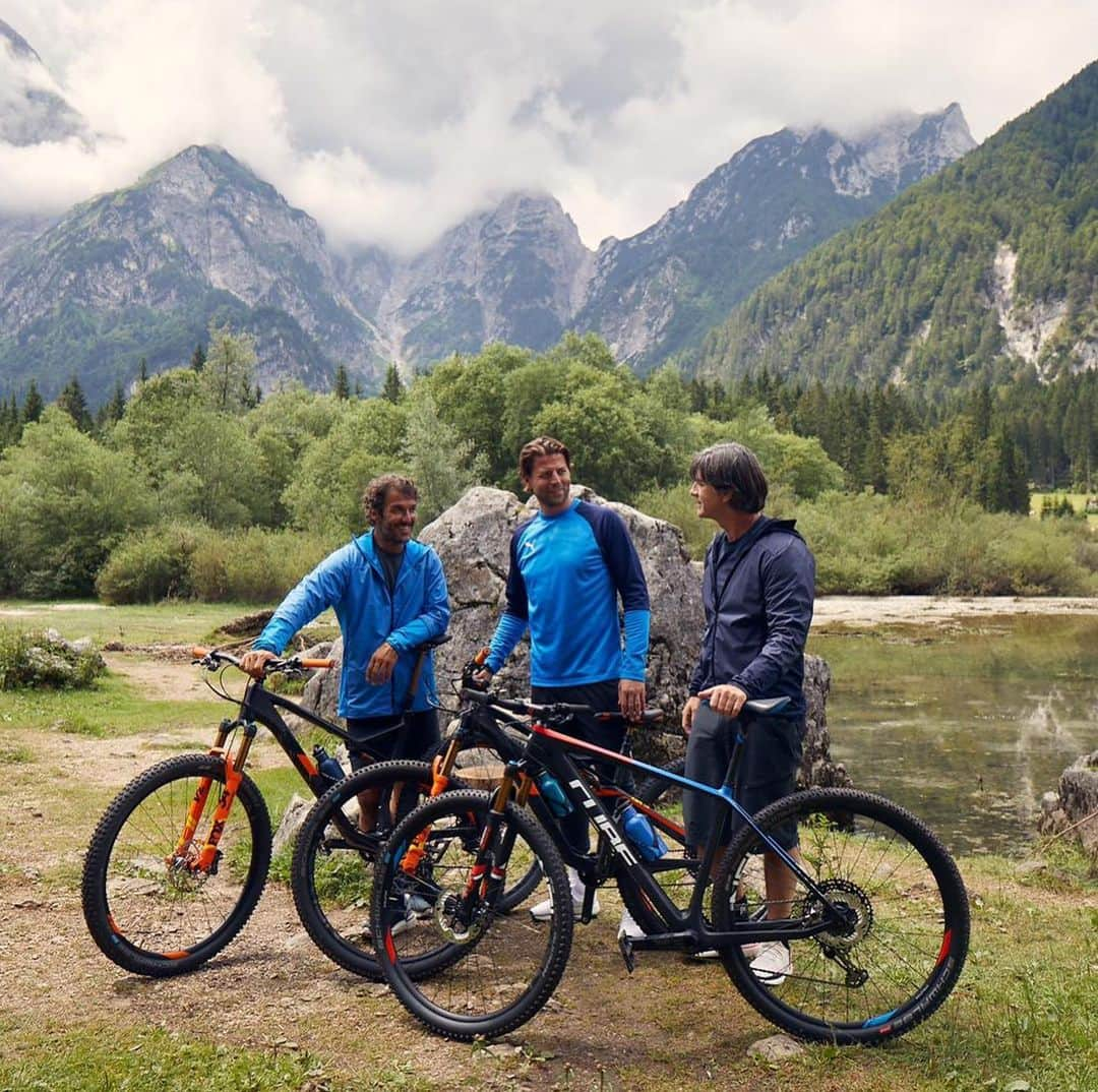 ローマン・ヴァイデンフェラーさんのインスタグラム写真 - (ローマン・ヴァイデンフェラーInstagram)「Die Bike-Gang war in den Bergen unterwegs. Natur pur! #karlheinzriedle #joachimlöw #nivea #niveamen #niveaformen #werbung #dfb #nationalmannschaft #diemannschaft #biken #berge #mountains」7月10日 15時41分 - romanweidenfeller