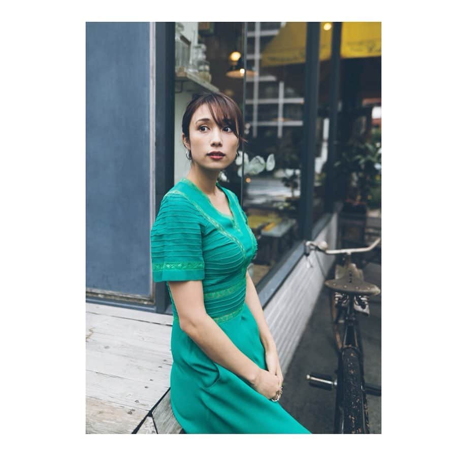 広瀬未花さんのインスタグラム写真 - (広瀬未花Instagram)「photo by @yuma1983 ・ ・ dress/ @thecloister.milano (vintage 1960's) bag/ @cultgaia ・ ・ #shooting #vintagemix #style #green #dress #cultgaia」7月10日 15時33分 - micahirose
