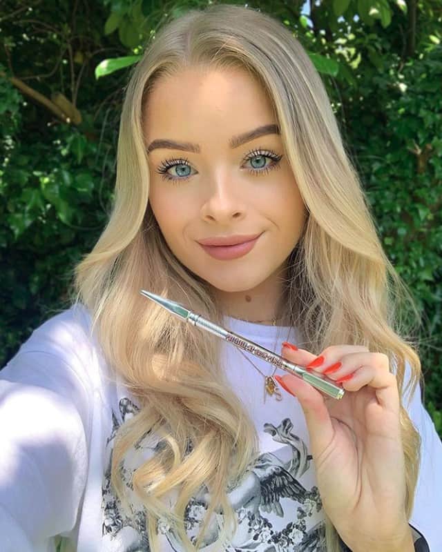Benefit Cosmetics UKさんのインスタグラム写真 - (Benefit Cosmetics UKInstagram)「It's Wednesday & @soph is our ultimate WOMAN CRUSH #wcw #regram 😍 Sophie has styled her gorgeous #benefitbrows using #preciselymybrow pencil ✨ #benefit #brows #regram #browgoals #womancrush . . . 📷 Image Description: A selfie of @soph holding precisely, my brow pencil.」7月10日 15時46分 - benefitcosmeticsuk