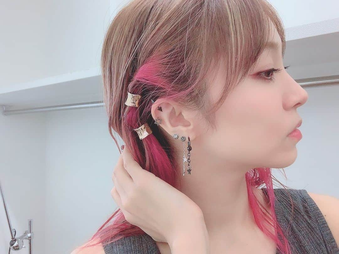 LiSAさんのインスタグラム写真 - (LiSAInstagram)「夏が始まる☻ 可愛いヘアアクセはたばたさん @chinatsu.tabata88 からいただいたお誕生日プレゼント🎁 #LiSA #りさへあめいく #たばたばへあー @pluiehair @pluietokyo」7月10日 16時01分 - xlisa_olivex