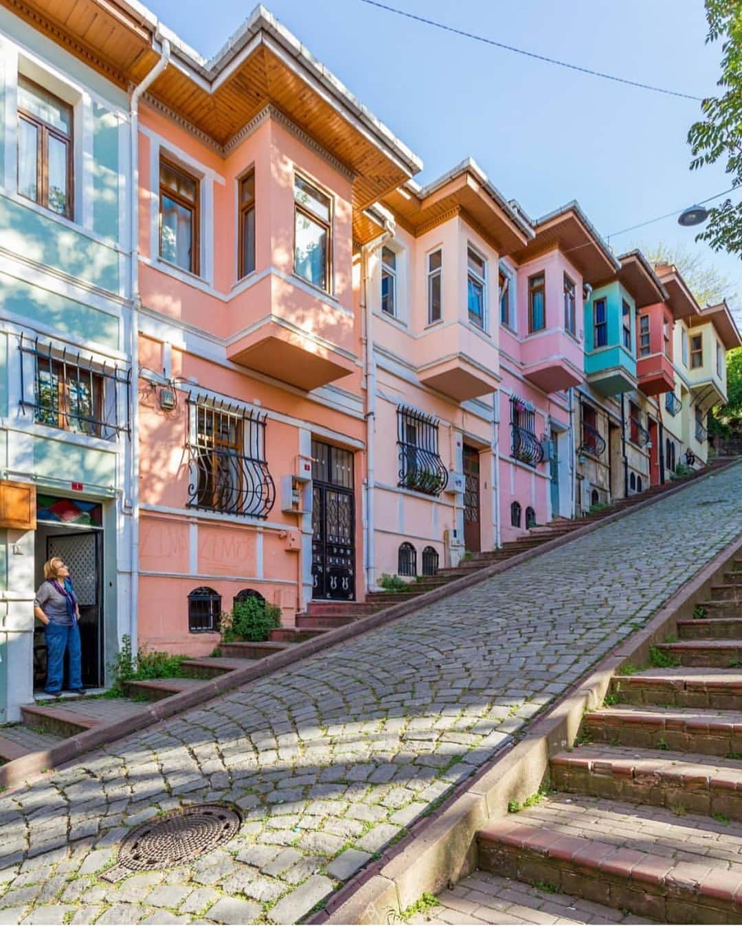 Earth Picsさんのインスタグラム写真 - (Earth PicsInstagram)「Balat quarter | The Colored Houses of Istanbul 🎨🏠 by @acamatic . . . . . . . . . . . . #wandering #travelphoto #instravel #destinations #ilovetravel #tourist #gltlove #instatravelling #instatraveling #traveling #passportready #alwaysexploring # #wanderer #travel #wander #writetotravel #travelpics #doyoutravel #worldplaces #traveljunkie #travelandlife #tourism #worldexplorer #wunderlust」7月10日 16時01分 - earthpix