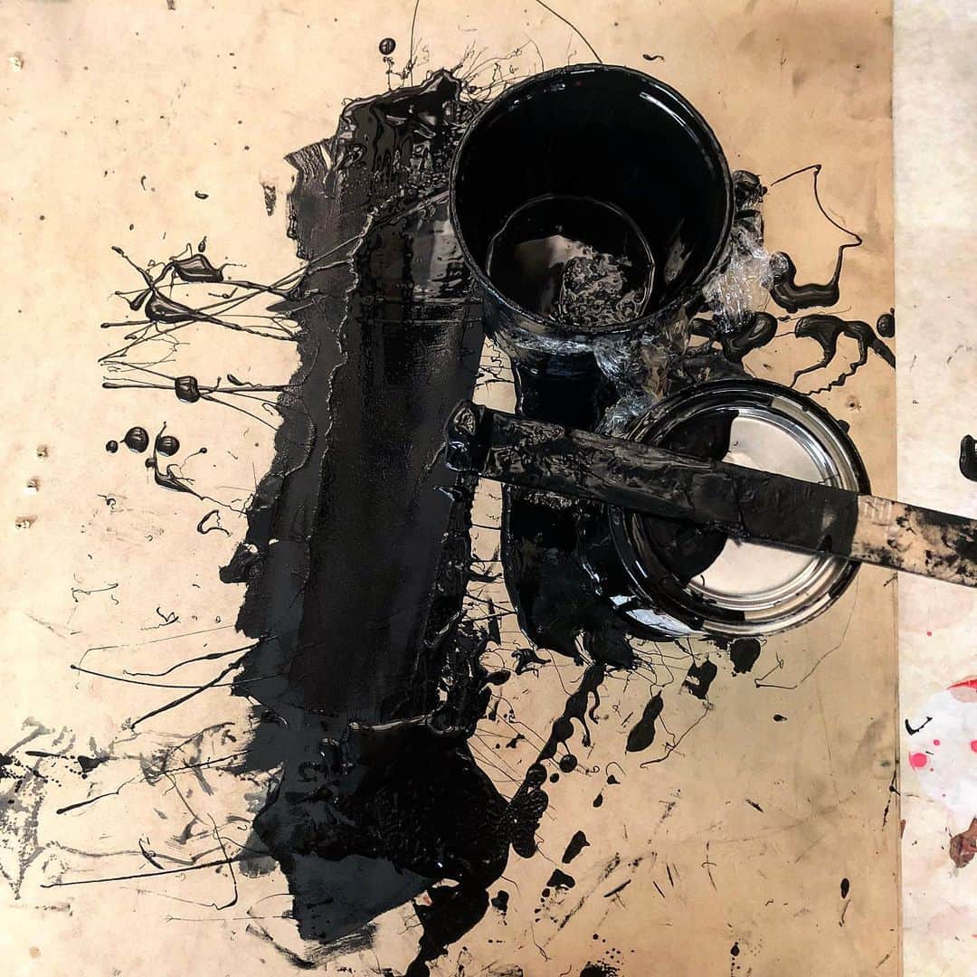 のインスタグラム：「I’m a beautiful mess; Today in the middle of painting  I looked down and thought .. hmmm I even love my mess.. maybe the mess is more me than anything.  I like it because it just is , it’s not trying to be anything to anyone , this is the nature of true creation... a state of being. #rollandberry #natureofart #creation #beautifulmess #nofear #energy #frequency #vibration #believeinyourself #believeintheimpossible #billionaire #buyart #trusttheprocess #lovetoday #unstoppable #universe #iwillalwaysmissyoujason」