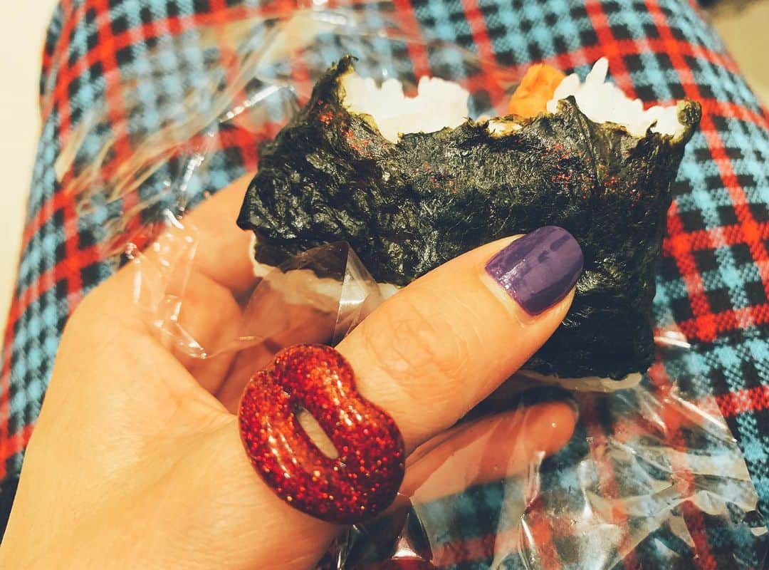 木村カエラさんのインスタグラム写真 - (木村カエラInstagram)「赤ラメのリップ💄にしたまま おにぎり食べたら、 ラメだらけ。  おいしい。」7月10日 16時06分 - kaela_official