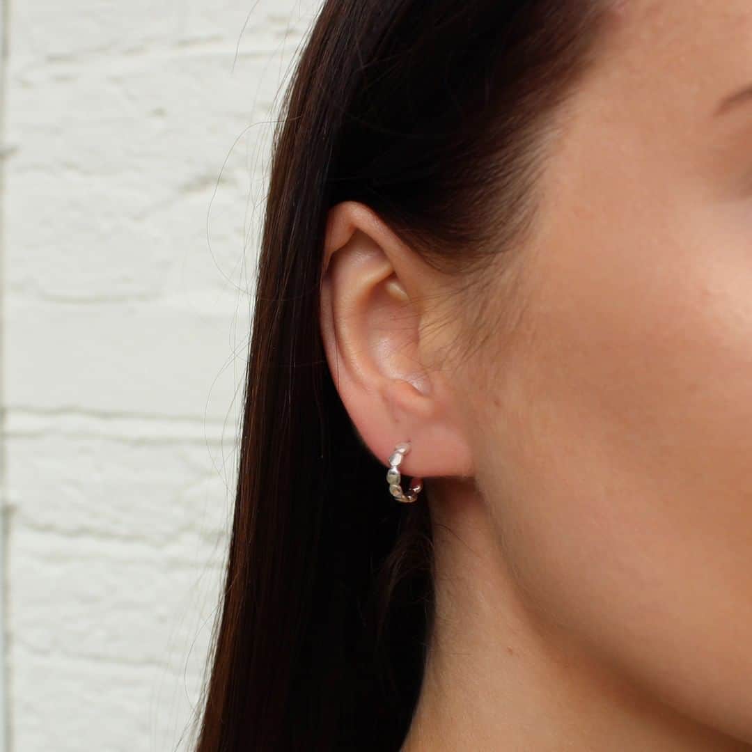 のインスタグラム：「Delicate silver hoops are a key addition to every jewellery collection and these stunning Dotty designs are in our Summer Sale now! . . #Silver #Hoops #HoopEarrings #JewelleryTips #Sale #SummerSale #Discount #Offer #Handmade #MadeInLondon #Jewellery #Jewelry #DowerAndHall」