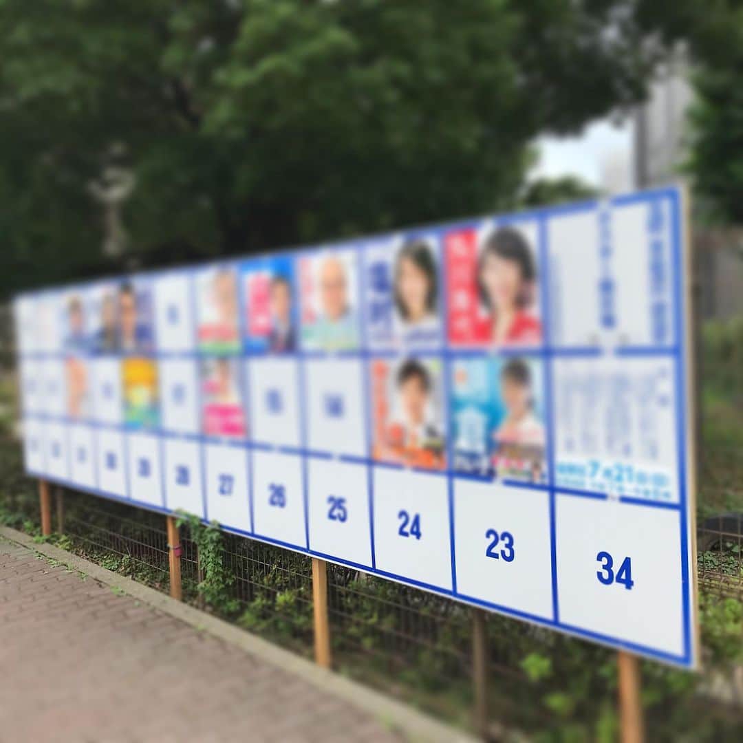 間々田佳子のインスタグラム：「選挙ポスターは ただ笑えばいいってものでもない…  少し表情を変えるだけで 投票数は絶対変わるのになあ〜  と、選挙ポスターを見るたびに 歯がゆい気持ちでいっぱいになります。  是非私のレッスンを‼️ #印象を上げるコツお教えいたします  今まで顔ヨガを受けてくださった政治家さん達は立派な方々ばかり。 本当に真剣に受けてくださいます。 ありがとうございます😊  その前向きな姿勢から 私も学ぶことがいっぱいです。  #間々田佳子 #選挙ポスター #印象をあげませんか？ #表情筋トレーニング #顔ヨガ #印象アップ術」