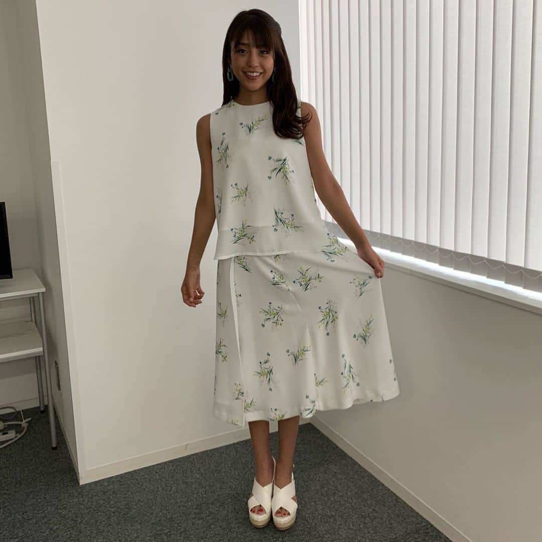 のインスタグラム：「🏖 今夜から８月７日までの毎週水曜日、 『#本能Ｚ』、 #CBCテレビ（23時56〜）出演します☺️🌹 .  ほえええな知らない世界を見せていただきつつ、 さらに楽しませてくださる周りの方のおかげで ずっとずっと笑っぱなしの時間でした🦖✨✨ .  何かを突き詰めてマイワールドがある人ってかっこいいですよね🌈🌈🤩 ぜひご覧ください😚  衣装は#ふんわりシルエット 💐 set up#fabulous#fabulousangela  #すいようび #cbc」