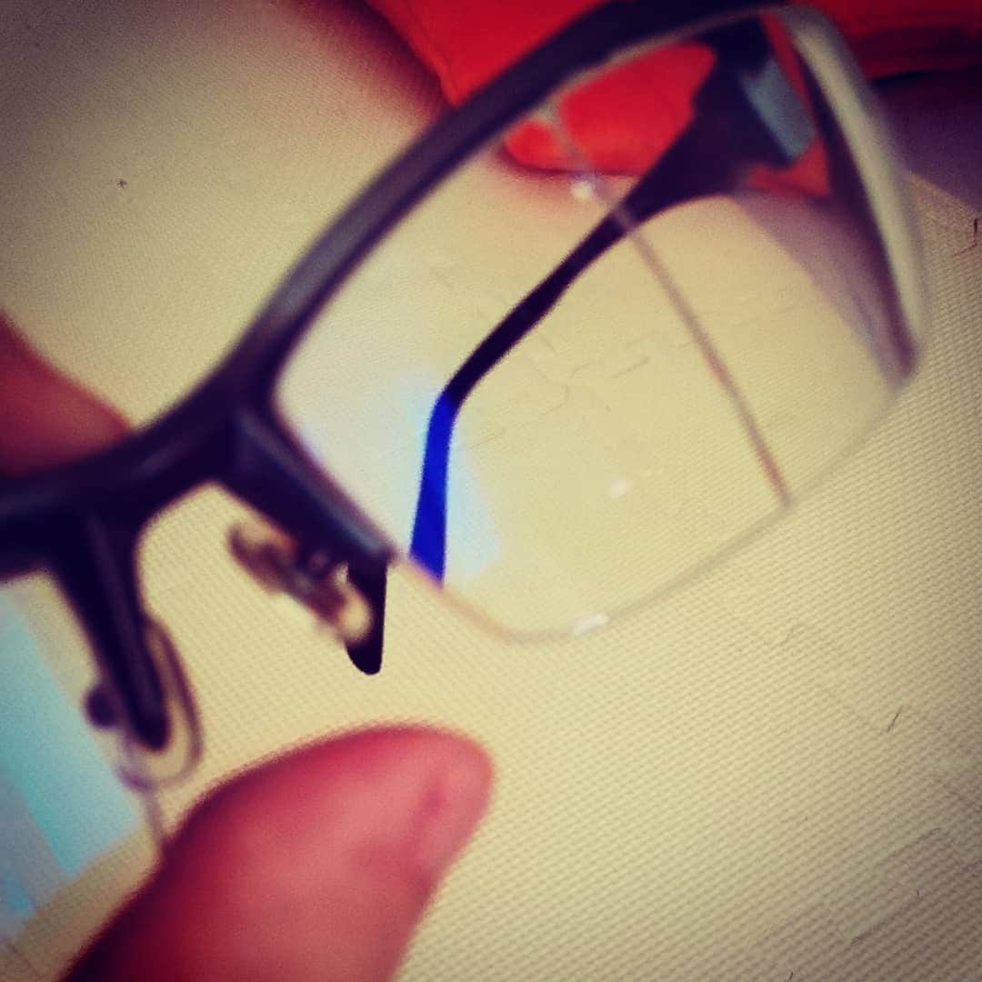 松本隆博のインスタグラム：「。 良かった～(^-^) レンズ割れたメガネ、 ダメ元で購入先に電話したら 保証期間中という事で1200円 で直して貰えると！ そして明後日以降関西なので、 そのチェーン店の伊丹店で、 その場で修理その場でもらえる との事。ヽ(^o^) 嬉しいーーー、 電話でなんども有難う有難う 有難うって言ってしまったよ。 (^-^)助かったー」