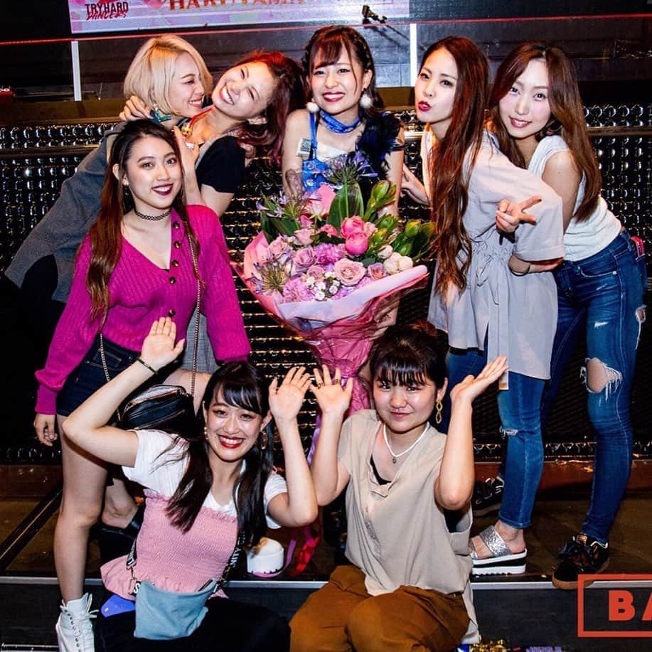 のインスタグラム：「𓇬𓇬𓇬 💐春山すみかさん卒業💐 . トライハードのアイドル兼エース、 おつかれ様でした‼︎ . ダンサー引退でとても寂しいけど、運営側の 私たちのマネージャーになって下さりました💓 . なのでまだまだこれからも よろしくお願いします🤪👌💕 . そしてまたパフォーマー共演 できる日を楽しみにしてます‼︎ . #アイドルマネージャー誕生 . 𓇬𓇬𓇬 #tryharddancers#osaka#TryHardJapan‬#osaka2nite#トライハードダンサーズ#大阪#中丸千愛」