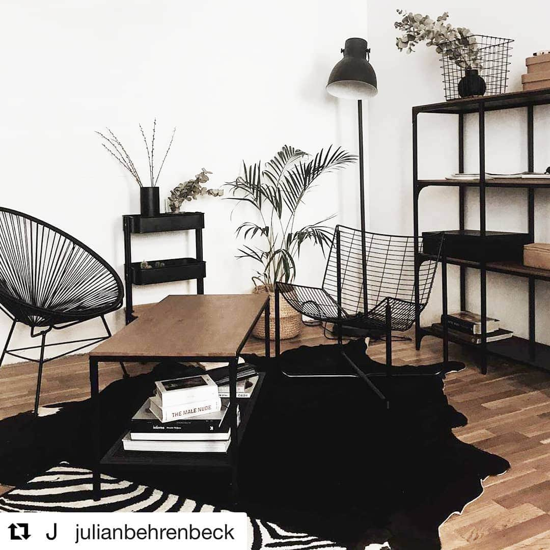 IKEA Austriaさんのインスタグラム写真 - (IKEA AustriaInstagram)「Auch wenig Farbe, bringt Pep in dein Zuhause. 🖤 @julianbehrenbeck macht es vor und zeigt uns sein gemütliches Wohnzimmer. 🤗 #IKEAat #Regram // HEKTAR Standleuchte, dunkelgrau € 49,99」7月10日 16時37分 - ikeaaustria