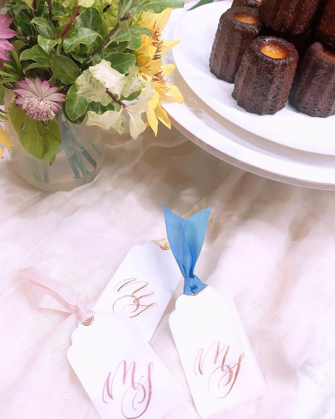 佐伯美香のインスタグラム：「Modern calligraphy lesson🖋 . 6月の終わりにずっと習ってみたかった @ainamytokyo さんの モダンカリグラフィーのレッスンへ行ってきました🌿 . ごめんなさい。。。 もっと簡単だと思ってました😢 . 最初は苦戦しながらも 優しくて素敵な先生に教わりながら、 最後にはこんな可愛いイニシャルタグが完成🏷✨ . 名前と一言くらい上手に書けるように 練習続けてみようと思います🖋♡ . . #モダンカリグラフィー #カリグラフィー」