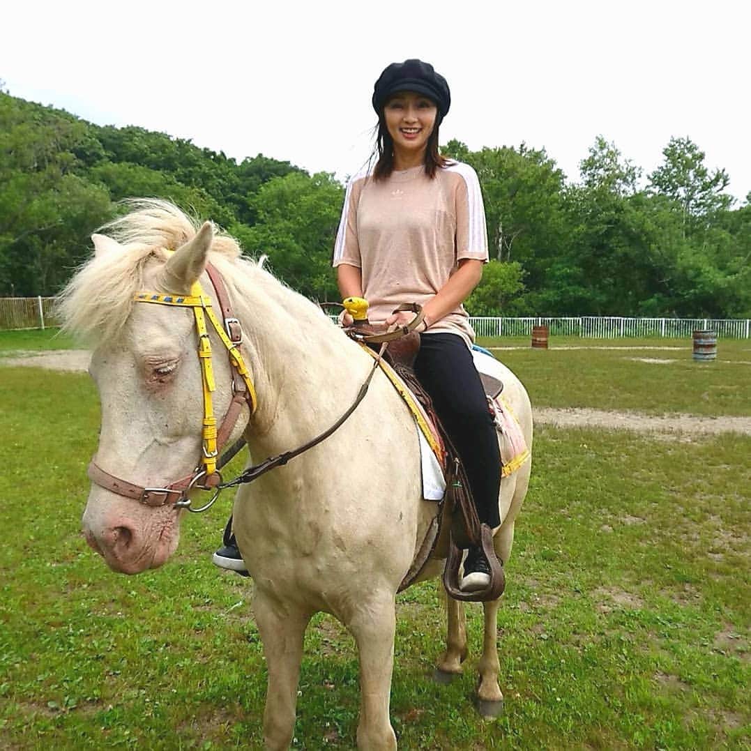 大堀貴子さんのインスタグラム写真 - (大堀貴子Instagram)「先日、はじめての乗馬体験をしました。 馬を止めたり、右に曲がったり、左にまがったり初歩的なことしか出来なかったけど、凄く楽しかったなぁ♥ ハマってしまいそう。 いつかは、外にトレッキングなんかもしてみたいなぁ(^_^) #初めての乗馬 #ゴルフ #より #難しい」7月10日 16時39分 - takako_ohori