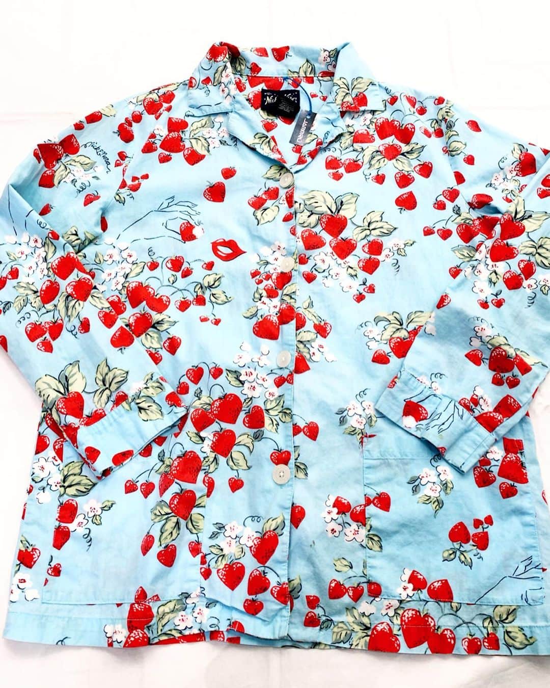 のインスタグラム：「Lady's ❤️🍓pajama shirts ¥4500+tax 肩幅 43cm 身幅 53cm 着丈 68cm 袖丈 56.5cm . 通販も可能です。 お問い合わせはお電話で承ります。 . #お問い合わせはお電話で承ります #jammru  #osaka  #fashion  #streetstyle  #streetfashion  #vtg  #vintage  #used  #usedclothing  #古着 #古着屋 #ファッション #70s #80s #90s#jammru_ladies」
