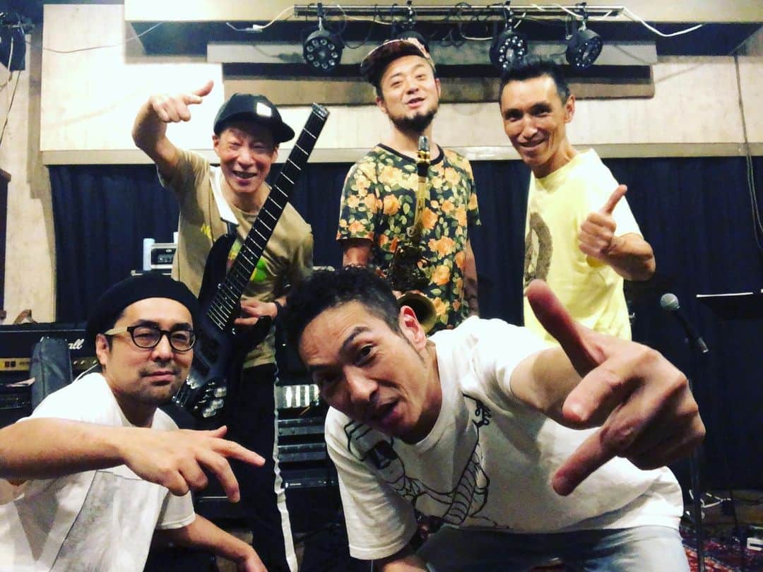 竹内朋康のインスタグラム：「昨日はリハーサルでしたが手ごたえバッチリ！ 7/17 は元住吉POWERS2にて。 皆さん是非とも！  SPEAK NO EVILから派生した”TUN UP SESSION”開催決定！TUN UP（トノップ）とはジャマイカンスラングで「イケてる！」「超盛り上がる！」「激ヤバ！」を意味します。このメンバー、まさに”TUN UP！”な一夜になりそうです。 ★SPEAK NO EVIL “TUN UP SESSION”★ 2019/07/17（水）＠元住吉POWERS2 OPEN 18:00/START 20:00 ADV￥2500/DOOR￥3000 ■LIVE 元晴（Sax：ex.SOIL&”PIMP” SESSIONS） ハタヤテツヤ（Key：Ego-Wrappin’） 竹内朋康（Gt：ex.SUPER BUTTER DOG） Yukky（Dr：HOME GROWN） TANCO（Bass：HOME GROWN） ■TICKET&INFO 下記予約フォームから御予約可能（前売のご予約は前日の23時迄となります） http://www.powersbar.com/powers2/event/20190717/」