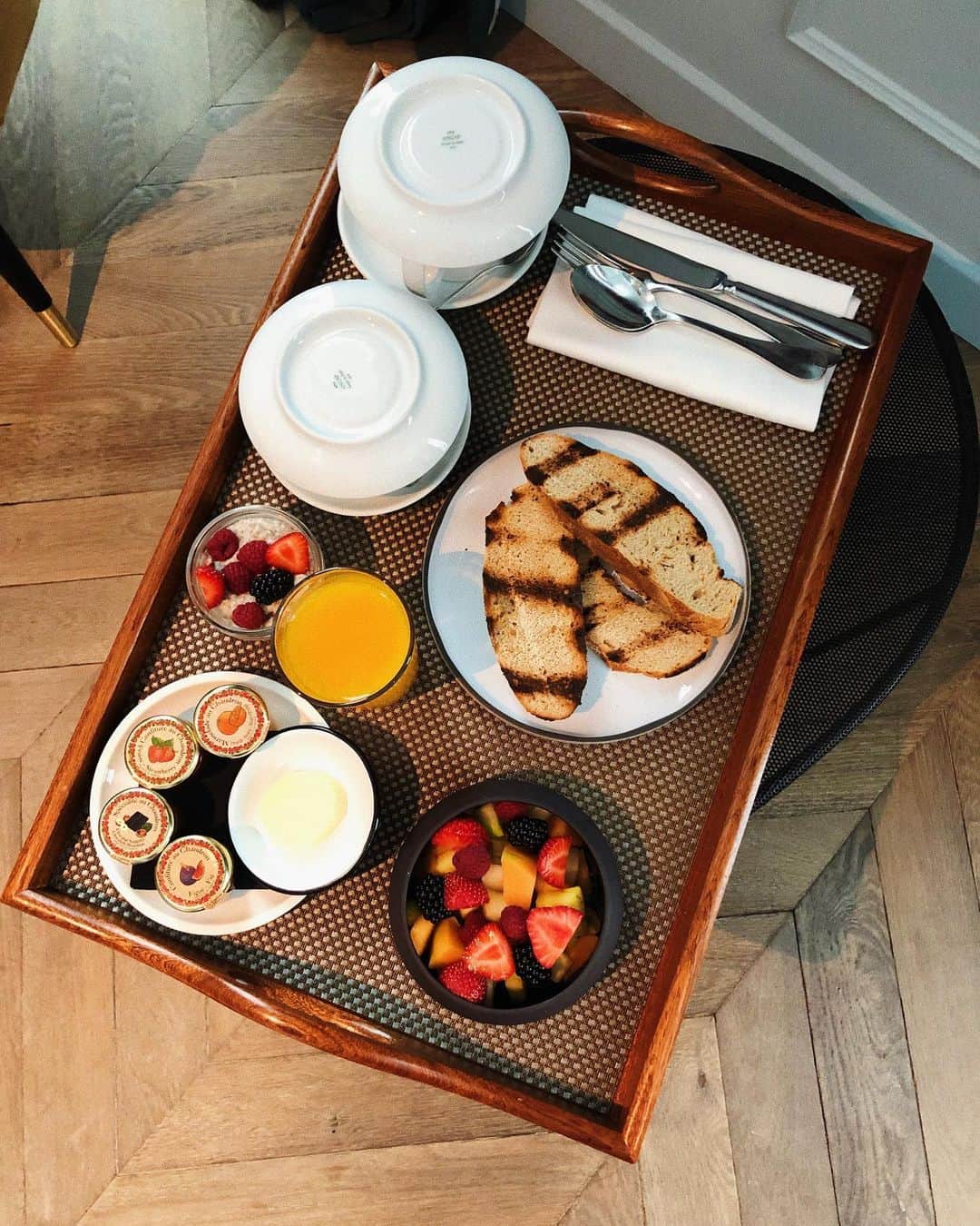 Estée Lalondeのインスタグラム：「Wish I could eat this breakfast all over again 🍓🍊 #ELtravels」