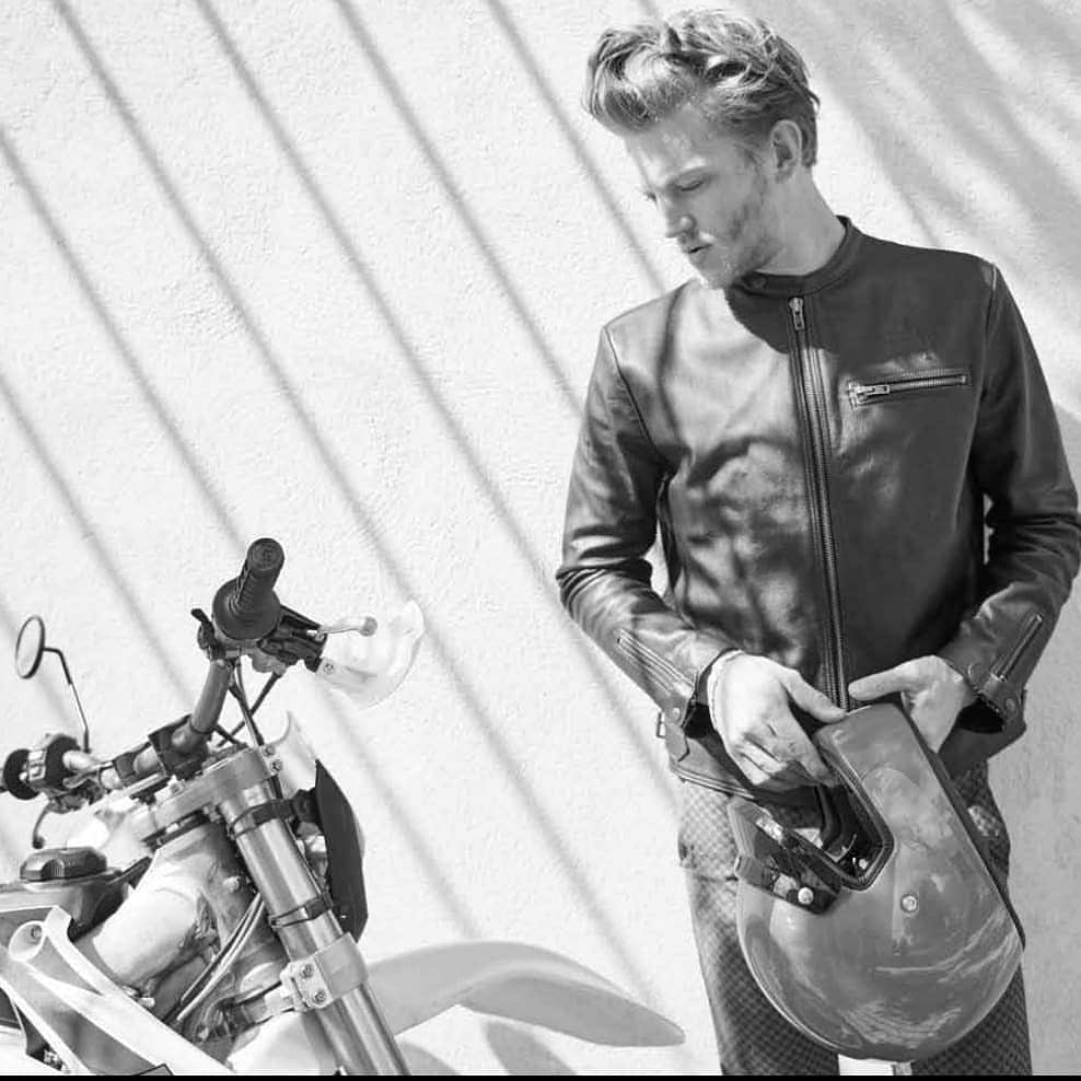 セバスティアン・ソーブさんのインスタグラム写真 - (セバスティアン・ソーブInstagram)「The #new #campaign for the new #leather #motorcycle #attire in #town! #Introducing #Taveri @taverimoto @ericschmidphotographer @gayehiette @soulmagie @roeckl_official」7月10日 16時59分 - sebastiansauve