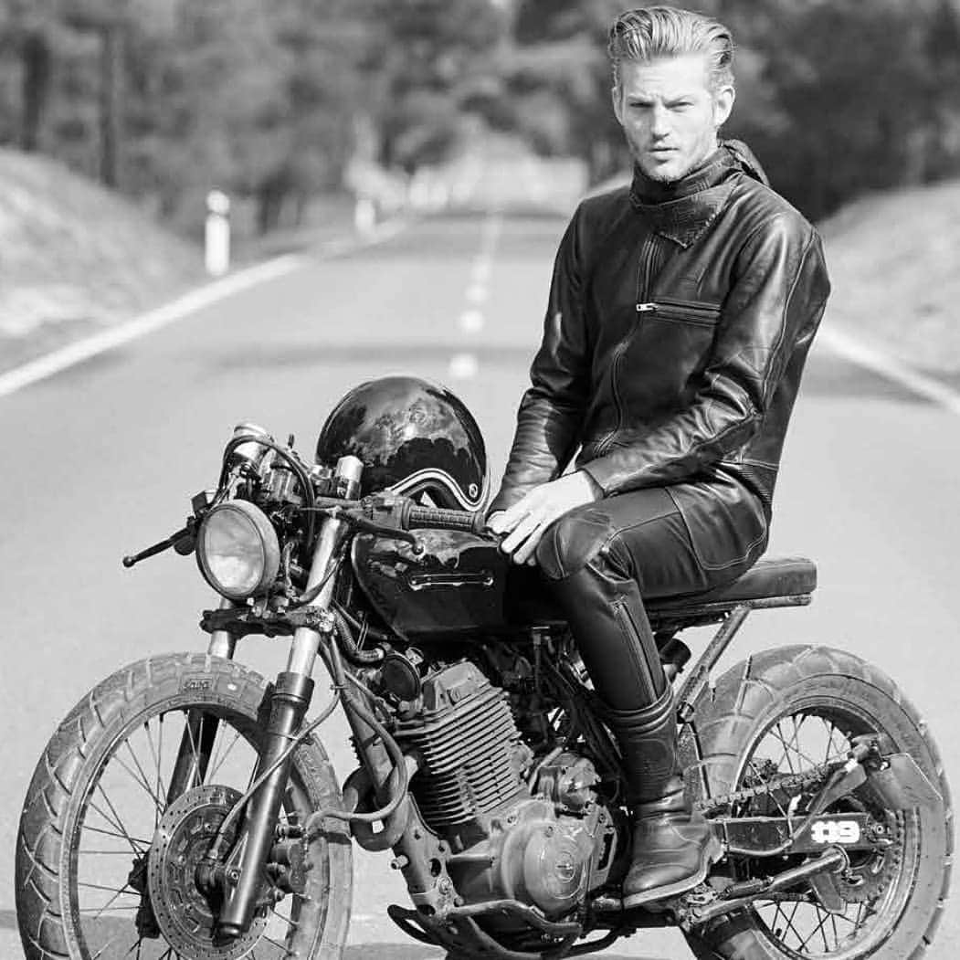 セバスティアン・ソーブさんのインスタグラム写真 - (セバスティアン・ソーブInstagram)「The #new #campaign for the new #leather #motorcycle #attire in #town! #Introducing #Taveri @taverimoto @ericschmidphotographer @gayehiette @soulmagie @roeckl_official」7月10日 16時59分 - sebastiansauve