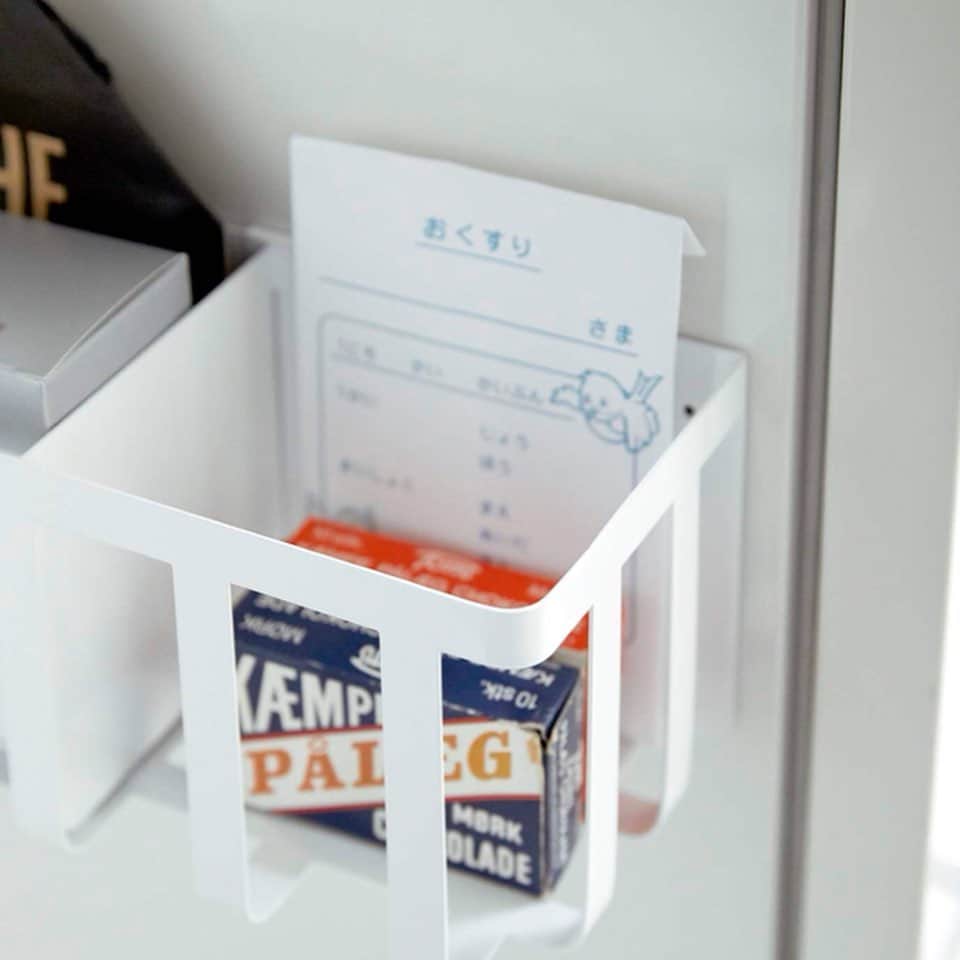 yamazaki_japanさんのインスタグラム写真 - (yamazaki_japanInstagram)「冷蔵庫横を大容量の収納スペースに！「冷蔵庫横マグネットワイド収納バスケット タワー」のご紹介です。 . もはや冷蔵庫横は貴重なキッチンの収納スペース。 このバスケットはマグネットで冷蔵庫横に取り付けるだけで貴重なキッチンの収納スペースを確保できるアイテムです。 . 缶詰やパスタ、パン、紅茶などのキッチンストックや掃除アイテム、お薬やマスクの医療品のストックなどに便利。 仕切りが付いているので好きな位置で収納するものの種類別に分別できます。 スプレーボトルを引っ掛けて収納することも◎ . 意外とキッチンに収納すると便利なのがお子様の薬で、冷蔵庫横に収納すれば冷蔵庫保管のお薬と合わせてスムーズに薬を取り出すことができます。 . 幅が約50cmとワイドサイズなのでたっぷりと収納できます。 冷蔵庫横だけでなく、マグネットがくっつくキッチンパネルにも設置可能です。 . ■SIZE：約W50×D12×H12cm ■耐荷重：約2kg　■内寸：約W49.5×D11.5×H11.5　■対応サイズ：奥行き約50cm以上の冷蔵庫(扉部分含まず) --------------------------------- 山崎実業のコラムサイト「Simple Life Lab.」も運営中◎ 暮らしのアイデアや、漫画ヤマクマちゃんなど様々なコンテンツが掲載されています。 是非ご覧ください。 https://www.yamajitsu.co.jp/lab/ --------------------------------- . #home#tower#バスケット#マグネット#ワイドバスケット#調味料#調味料収納#キッチンパネル収納#薬収納#スプレーボトル収納#暮らし#丁寧な暮らし#シンプルライフ#おうち#北欧雑貨#北欧インテリア#シンプル#モダン#便利#おしゃれ #雑貨 #yamazaki #山崎実業」7月10日 16時59分 - yamazaki.home.channel
