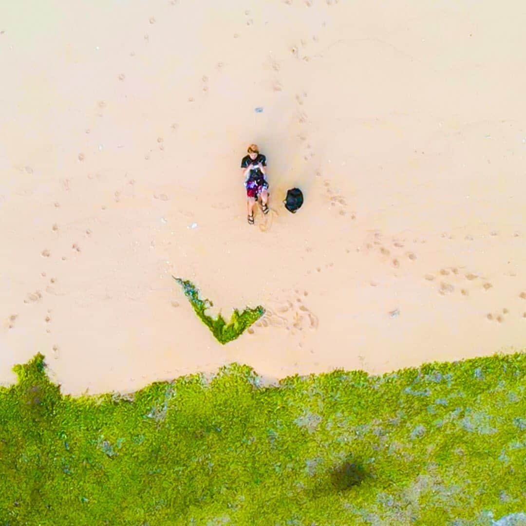 おのだまーしーのインスタグラム：「上空から自分を撮影👍 #ドローン #沖縄」