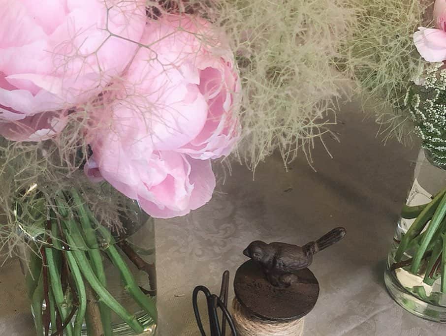 佐伯美香のインスタグラム：「🌸6月のお花レッスン🌸 . 芍薬のブーケです💐 . コロンとした蕾が大きくひらくのでボリューム満点なブーケに🌿 . 先生が仕入れてくださるお花はいつも綺麗なものばかりで長持ちします🌸 . テーブルコーディネートも素敵すぎました♡♡♡ . . #jardindedecor  #flowerlesson  #フラワーアレンジメント #お花のある暮らし  #💐」