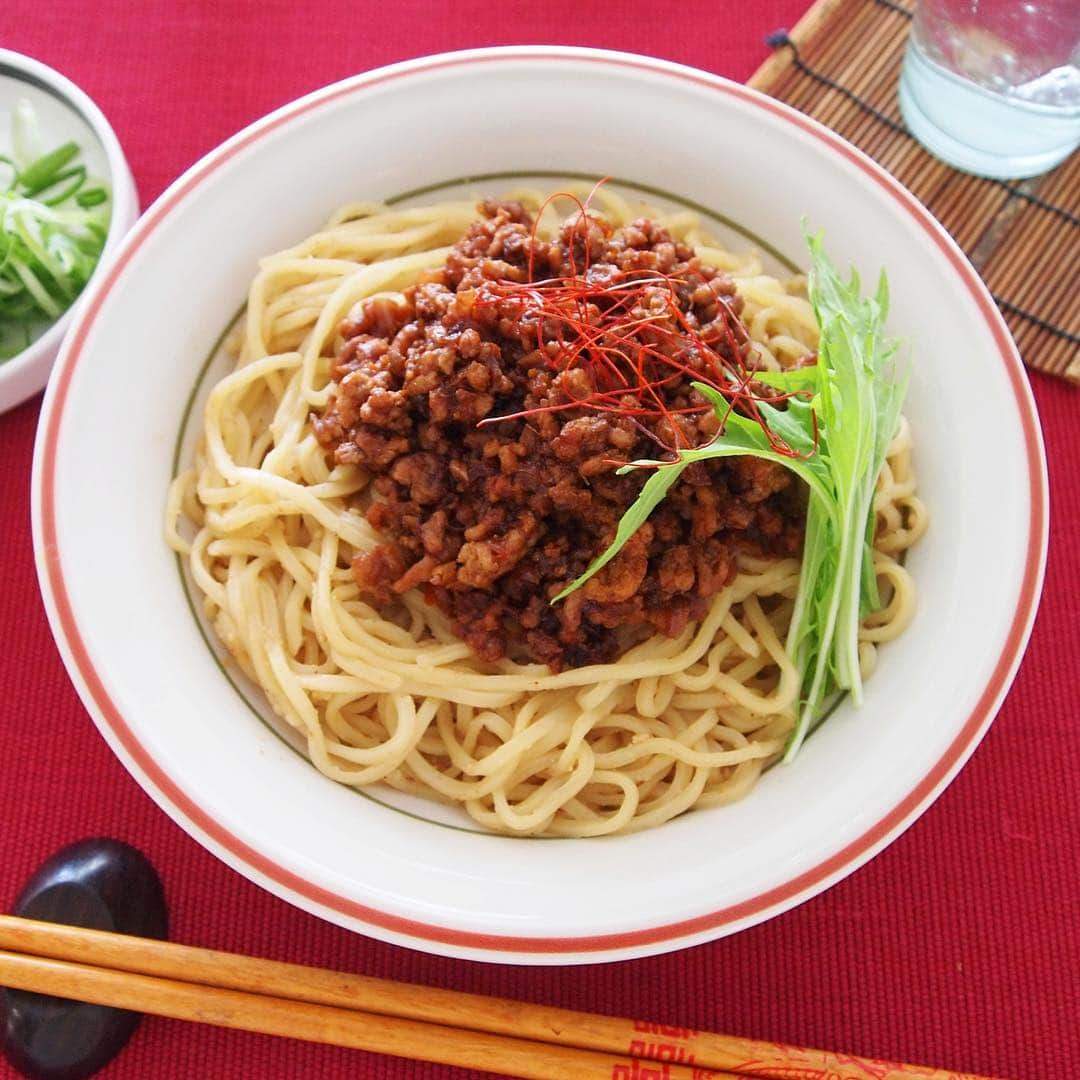 テーブルマークさんのインスタグラム写真 - (テーブルマークInstagram)「【汁なし担々麺】 . 肉みそたっぷりのやみつきになる辛うま担々麺、なんとおうちでも作れちゃうんです！ 冷凍ラーメンを使えば、つるつるとのどごしが良くより本格的な一品に。 お好みで山椒や温泉玉子をトッピングしても◎ . ▼材料（1人分） ❁冷凍ラーメン：1玉 〔肉味噌〕 ❁豚ひき肉：100g ❁玉ねぎ（みじん切り）：25g ［A］ ❁サラダ油：小さじ２ ❁豆板醤：小さじ1/4～ ❁しょうが（みじん切り）：1/2かけ ❁にんにく（みじん切り）：1/2かけ ［B］ ❁砂糖：ひとつまみ ❁甜麺醤：小さじ２ ❁しょうゆ：小さじ１ 〔たれ〕 ❁砂糖：ふたつまみ ❁しょうゆ：小さじ１ ❁酢：小さじ１ ❁すりごま：小さじ２ ❁鶏がらスープの素：小さじ１ 〔トッピング〕 糸唐辛子、水菜、青ねぎ、ラー油 . ▼下準備 ・冷凍ラーメンはレンジで加熱する . ▼作り方 ①フライパンに［A］を熱し、香りがたってきたら豚ひき肉、玉ねぎを順に加え炒める . ②火が通ったら［B］を加えて軽く炒め合わせ、味をととのえる . ③器に〔たれ〕の材料を混ぜ合わせ、レンジ加熱した麺を温かいうちに入れて和える . ④②をのせ、糸唐辛子、水菜などを飾る . #冷凍ラーメン #レシピ #担々麺 #汁なし担々麺 #まぜそば #おうちまぜそば #肉味噌 #辛うま  #簡単おいしい #簡単レシピ #時短レシピ #時短料理 #アレンジレシピ #夏ごはん #lunchtime #デリスタグラム #instafood #foodstagram #instadelish #今日のごはん #今日の晩御飯 #TableMark #テーブルマーク」7月10日 17時04分 - tablemark_jp