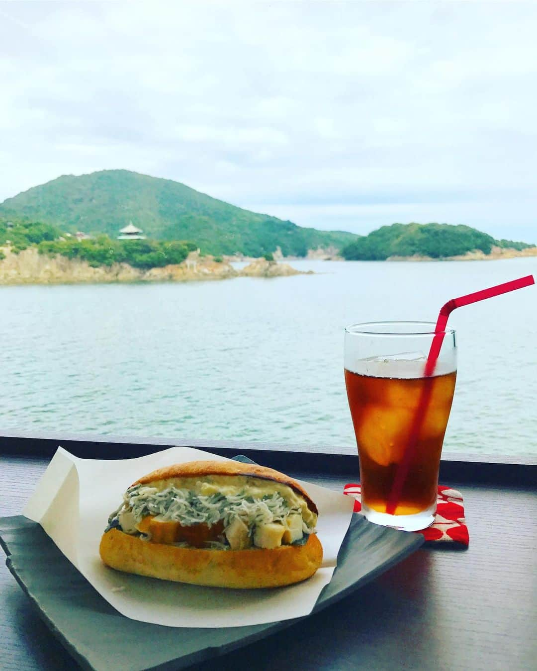 ダンドイ舞莉花さんのインスタグラム写真 - (ダンドイ舞莉花Instagram)「あ。しおんだ。  #鞆の浦 #cafe #shion  #20歳になったばかりの #吉高志音 #じゃなくて #カフェ潮音 #リューン #妹は塗り絵  #japan #hiroshima #tomonoura #travel」7月10日 17時24分 - mdandoy18