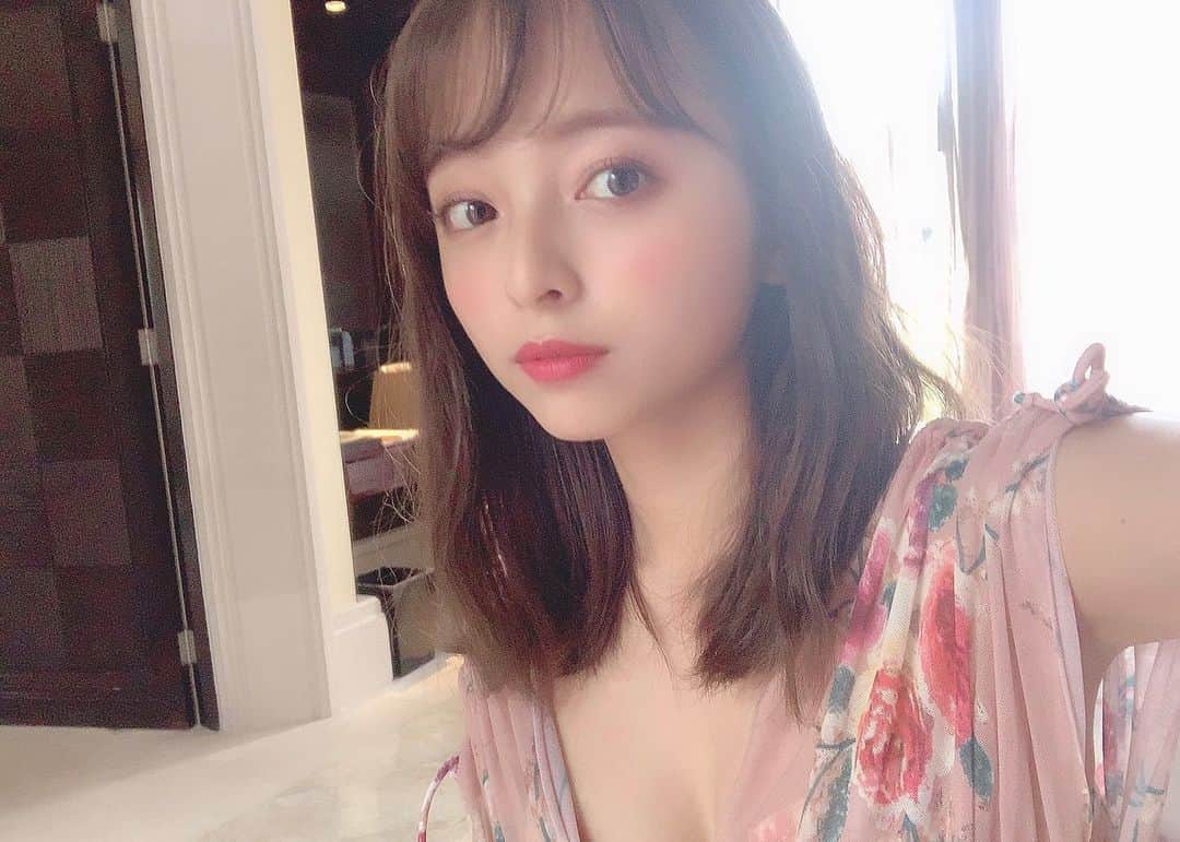 のインスタグラム：「BALI👙 何年かぶりにプールに🌈 まっくろくろすけになったよ〜 ラテ肌が流行してるから ラテ肌とか言っとくね🤩」