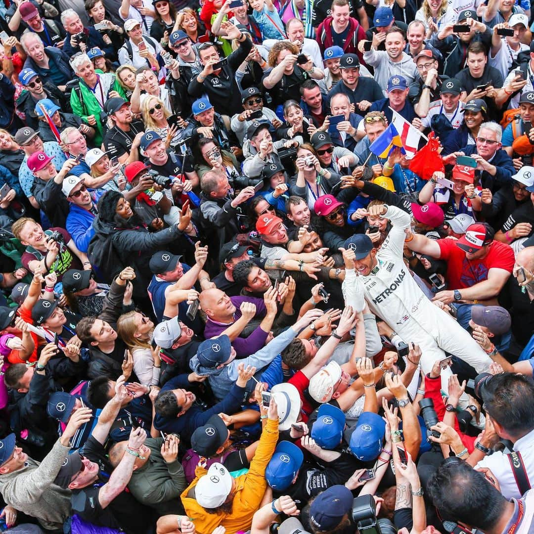 MERCEDES AMG PETRONASさんのインスタグラム写真 - (MERCEDES AMG PETRONASInstagram)「‪Crowdsurfing. You’re doing it right. 👌‬ @lewishamilton • #MercedesAMGF1 #Mercedes #AMG #F1 #PETRONASmotorsports #LH44 #BritishGP」7月10日 17時25分 - mercedesamgf1