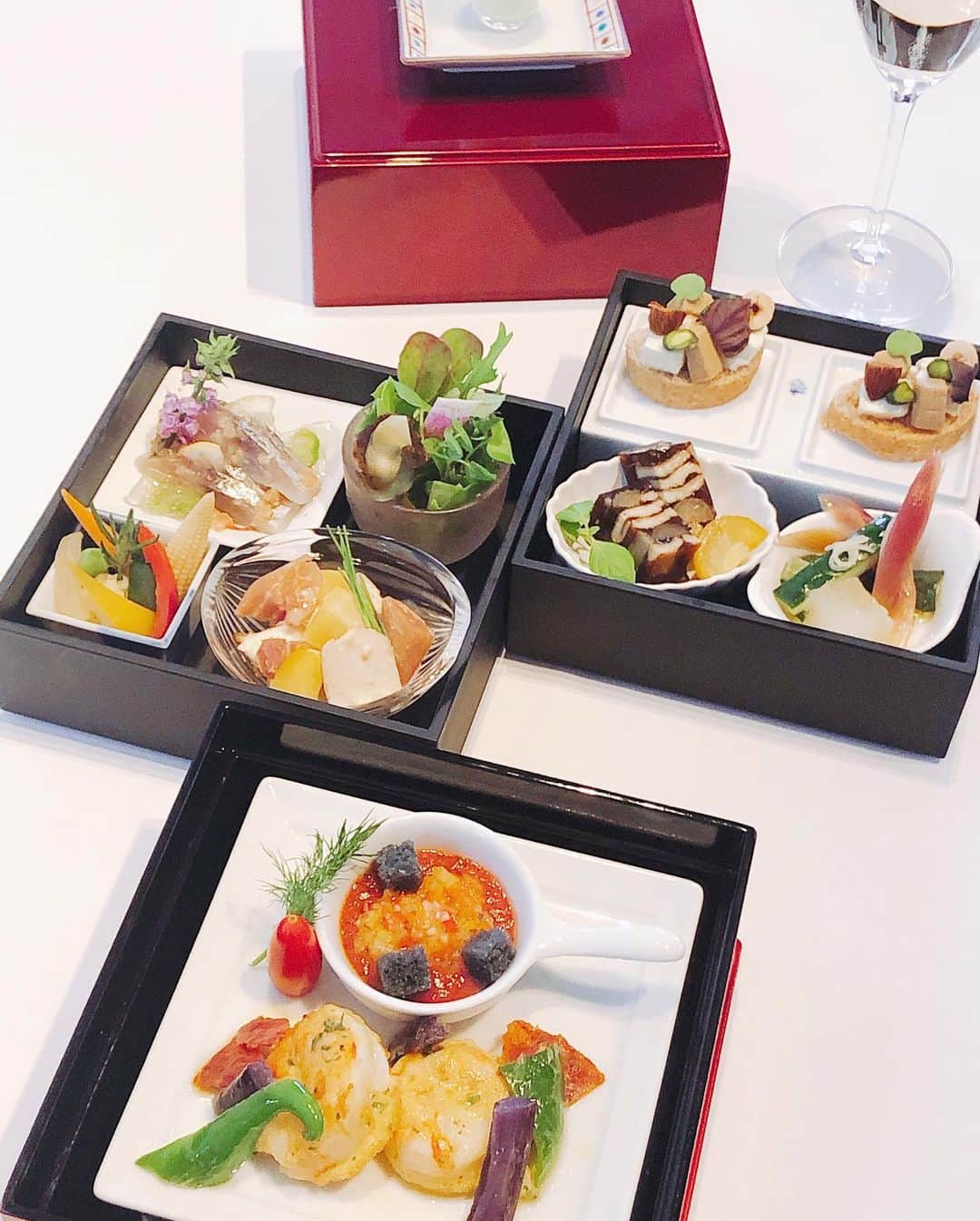 東京ステーションホテルTokyo Station Hotelさんのインスタグラム写真 - (東京ステーションホテルTokyo Station HotelInstagram)「フレンチレストラン〈ブラン ルージュ〉の人気ランチは、松花堂のようなスタイルの前菜。﻿ 味わいだけでなく目でも楽しめるお料理です。﻿ ﻿ The popular French lunch course’s appetizer of our Restaurant 〈Blanc Rouge〉 looks like a Japanese style “Bento Box”. Savor its rich flavour and beautiful decoration.﻿ ﻿ ————————————————————﻿ #frenchcourse #hotellunch #japanesestyle #tokyolunch #tokyostationlunch #tokyostation #tokyostationhotel #marunouchi #ホテルランチ #ランチコース #松花堂弁当 #丸の内ランチ #東京駅ランチ #ブランルージュ #東京ステーションホテル #東京駅 #丸の内」7月10日 17時26分 - tokyostationhotel