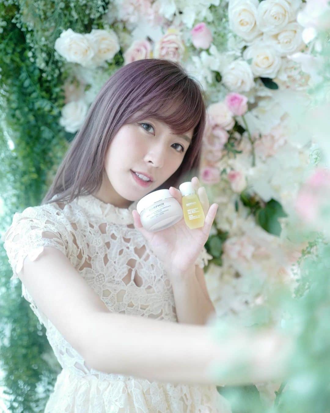 Miss Hunnyのインスタグラム：「你地知唔知冷氣會抽乾皮膚啲水份(´･Д･)」 夏天日日匿埋喺冷氣房 Hunny仔都好怕會變人乾 Darphin呢支精華油同面霜有三重玫瑰花萃，即係玫瑰精油，原精，同埋花蠟 唔單止皮膚保濕左 仲成個人都有淡淡玫瑰香味添  #RosePower #DarphinHK #BotanicalForceForBeauty」