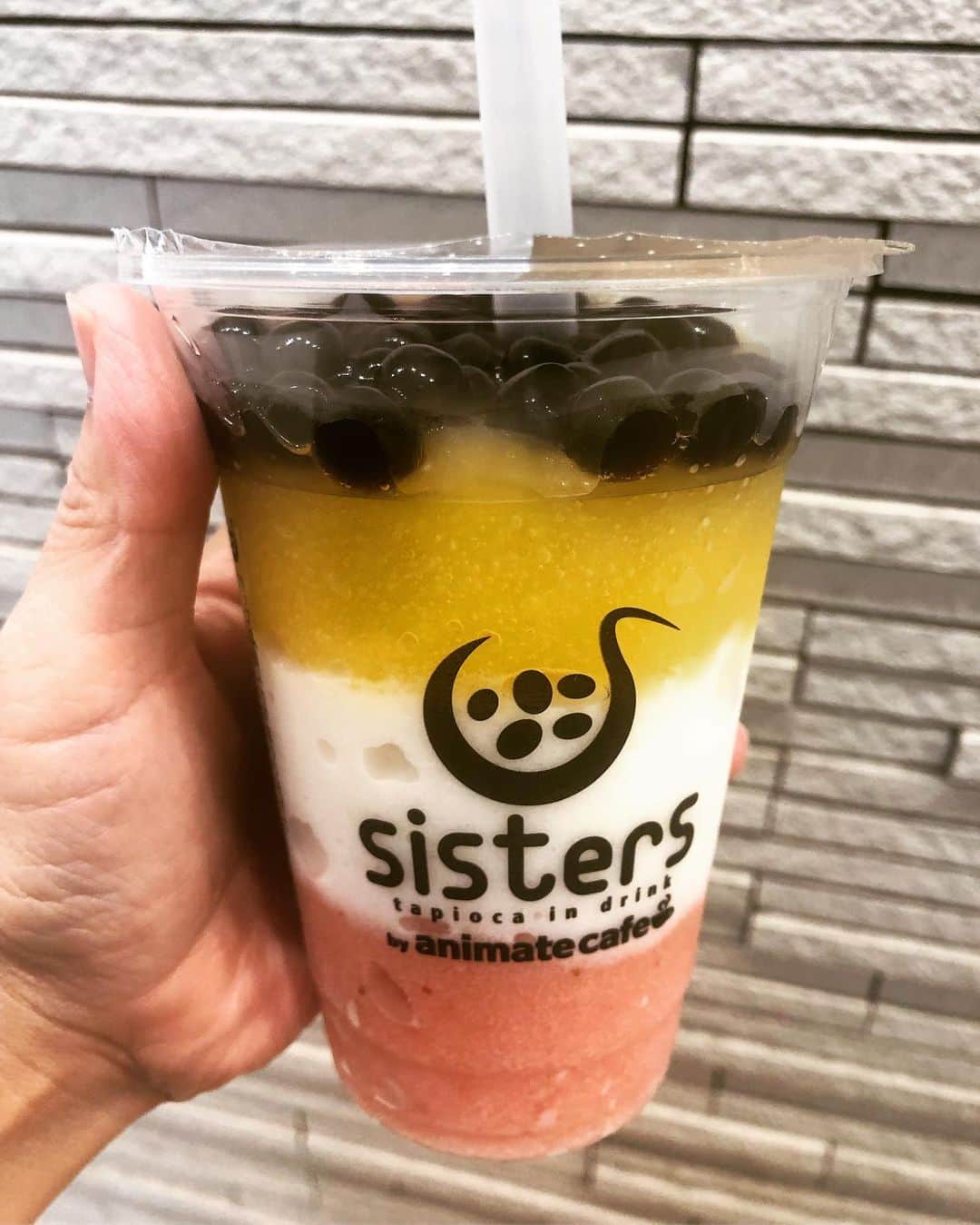 のインスタグラム：「sistersのトリプルスムージー！  いちごスムージーとヨーグルトスムージーとマンゴースムージーの3種類のスムージーにタピオカも入ってるのに350円という安さ！  ラーメン食べて、暑くなってた体が一気に冷えました！  3種類それぞれの味も楽しめて、タピオカも美味しくて、大満足♡  #sisters #タピオカ #スムージー #タピ活 #wacca池袋」