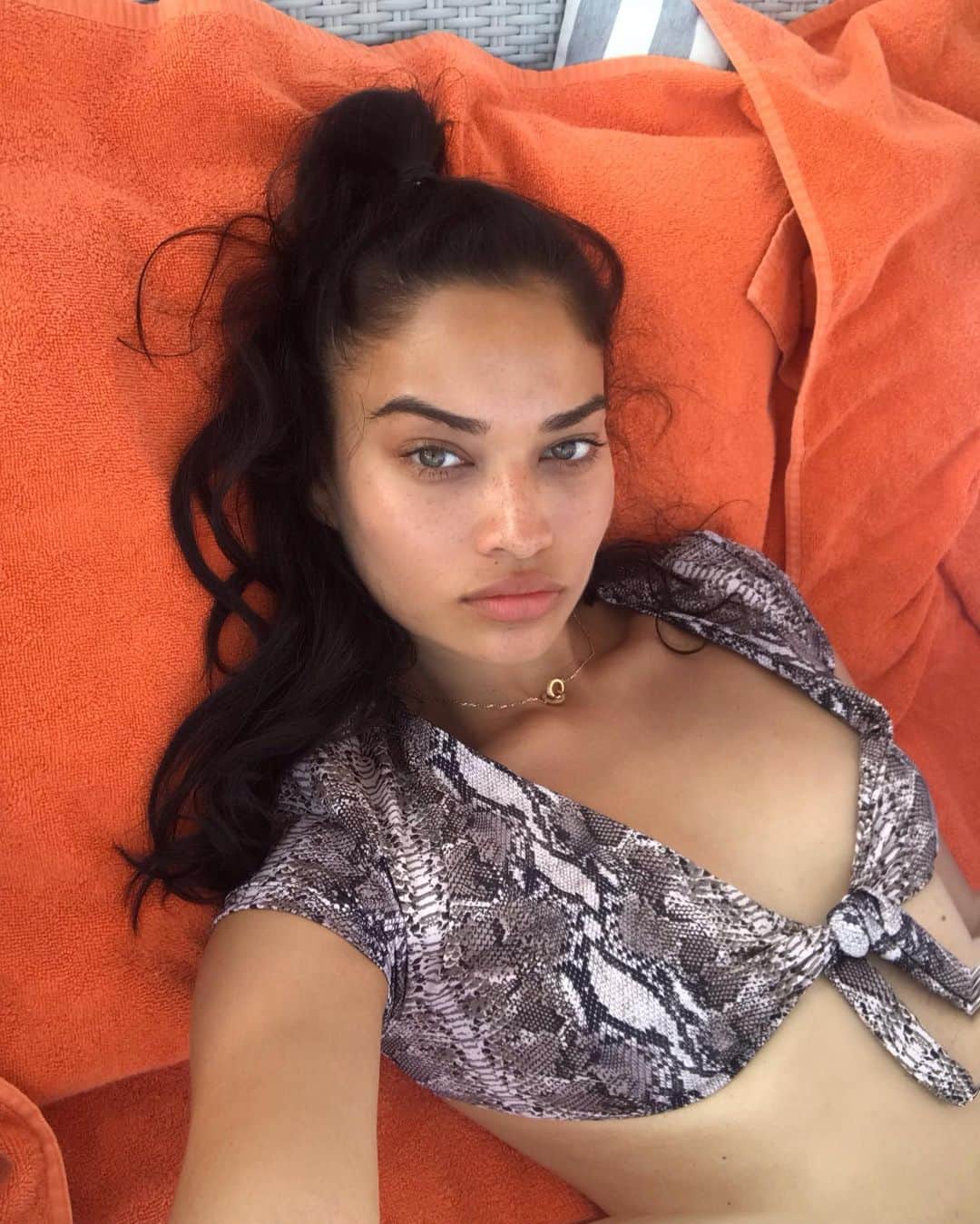 シャニーナ・シャイクのインスタグラム：「I can’t believe I’m going to say this ... but I really need to stay away from the sun🙈」