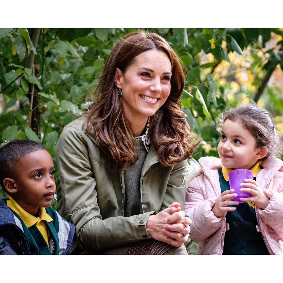 ウィリアム（ケンブリッジ公）さんのインスタグラム写真 - (ウィリアム（ケンブリッジ公）Instagram)「The Duchess of Cambridge is supporting a new UK-wide drive to help children connect with nature 🍃 as the next generation takes environmental action into their own hands.  Backyard Nature aims to build an army of young nature guardians across the UK and help them protect wildlife on their doorstep 🦋🐛🦉 galvanising communities and empowering the children that live in them to act as nature guardians for their patch, no matter how small.  The Duchess of Cambridge said: “Spending time in nature can play a pivotal role in helping children grow up to become happy, healthy adults.  The great outdoors provides an open playground for children to have fun and learn life-long skills — from balance and coordination to empathy and creativity — with their friends, their parents, their carers, or their family members.  I hope the Backyard Nature campaign inspires children, families and communities to get outside and engage with nature, wherever they live.” The Backyard Nature campaign has committed to encourage and support a million hours spent in the outdoors, encouraging children to connect with the environment and take action.  Visit @BackyardNatUK to find out more and sign up to be a nature guardian. 📷 Kensington Palace  #BackyardNature」7月10日 17時27分 - princeandprincessofwales