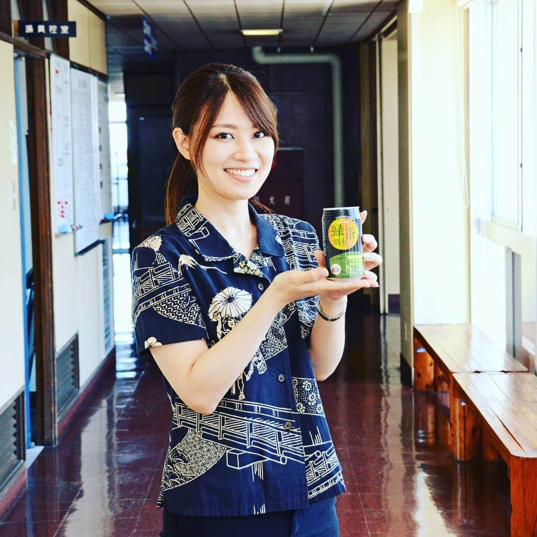 島田市さんのインスタグラム写真 - (島田市Instagram)「島田市川根産抹茶入り酎ハイ「緑茶割り」販売  明日の7月11日から、全国のウエルシア薬局（酒取扱店舗）1,200店舗で島田市緑茶化計画の関連商品として「緑茶割り」が販売されます。 使用している抹茶は、100%島田市川根産。キレのいいすっきりとした緑茶と抹茶の深みのある味わい・香りのお茶割酎ハイです。糖質ゼロ、着色料不使用、アルコール度数7%、税抜売価128円となっています。 全国の皆さま、茶の本場「静岡県島田市」の川根産抹茶入りの「緑茶割り」！ぜひ、飲んでみてください！  #島田市緑茶化計画 #島田市 #ウエルシア #セコマ #緑茶割り #酎ハイ #お茶 #緑茶 #抹茶 #川根産」7月10日 17時28分 - shimadacity_shizuoka_official