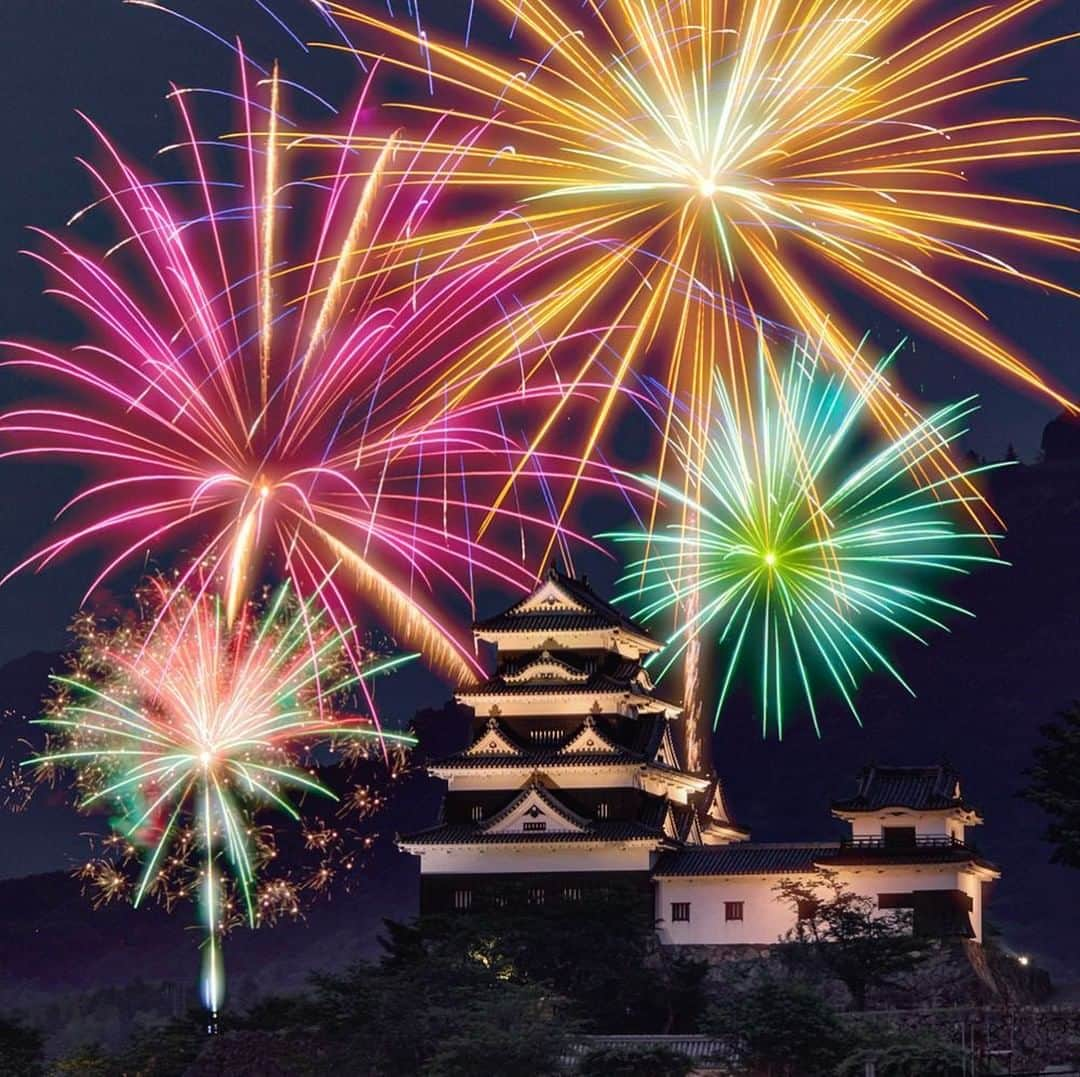 JALさんのインスタグラム写真 - (JALInstagram)「. Enjoy natural hot springs by day and immaculate fireworks by night during Matsuyama's unforgettable summer festival! #FreshAirJuly  愛媛の夏のおすすめスポット🏯🎆 贅沢な景色です✨ . . photo by @glee6411 Post your memories with #FlyJAL  #JapanAirlines #japan #ehime #fireworks #sky_marvels」7月10日 17時29分 - japanairlines_jal