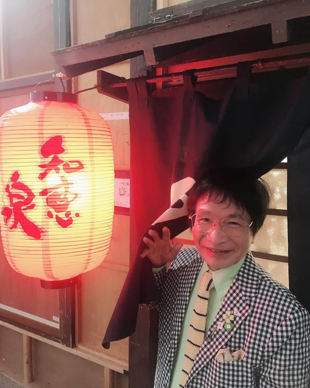 尾木直樹さんのインスタグラム写真 - (尾木直樹Instagram)「仕事帰りに赤提灯🏮に呼ばれて、野菜スティックをツマミにちょいと一杯🍻🍶🍺...なんてね🤣🤣🤣 . #本当は #番組収録でした #セットに #赤提灯  #eテレ #知恵泉 #戦後復興 #安倍能成 #教育 #テーマ #歴史から学ぶ #先人たちの底力 #知恵  #尾木ママ #勉強になりました  #８月１３日 #火曜日 #放送予定 #お楽しみに✨」7月10日 17時35分 - oginaoki_ogimama