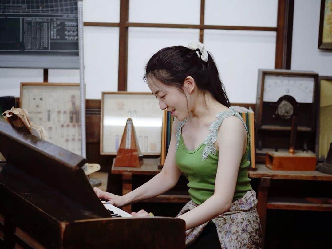 のインスタグラム：「レトロな教室で音楽の先生ごっこ👩‍🏫 . . 銀座カラーさんが【顔含む全身脱毛が月額3,300円】キャンペーン中だよ✨ 無料カウンセリングのご予約は『@ginzacalla_official』の 公式アカウントURLからキャンペーンをチェックしてみてね🎶 . . #銀座カラー #脱毛 #全身脱毛 #顔脱毛 #callaPR  #学校 #先生 #飛騨高山 #飛騨 #高山 #タンクトップ #キャミソール #横顔 #ポニーテール #ponytail #旅行 #青春18きっぷ #岐阜 #gifu #takayama #先生ごっこ #レトロ #女子 #オルガン #被写体 #演奏 #教室 #classroom #昭和 #あすにゃん旅行」