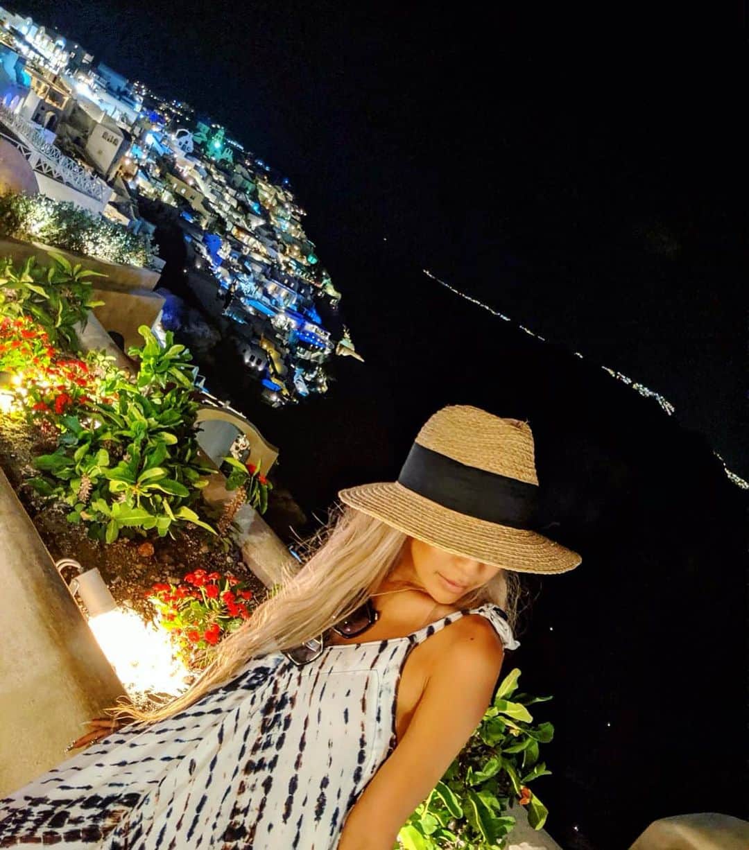 荒木さやかさんのインスタグラム写真 - (荒木さやかInstagram)「旅行好きな2人が、絶対ここにまたゆっくり来たい‼︎💙 と久々に思った場所❤︎❤︎❤︎ 世界はまだまだ広いなぁって改めて思った🌎 私の将来の夢は旅人です😏❤️w #santorini #santorinigreece #Nightview #amazing #サントリーニ島 #今からミコノス島に戻ります #写真4枚あるから見てね」7月10日 17時32分 - araki_sayaka