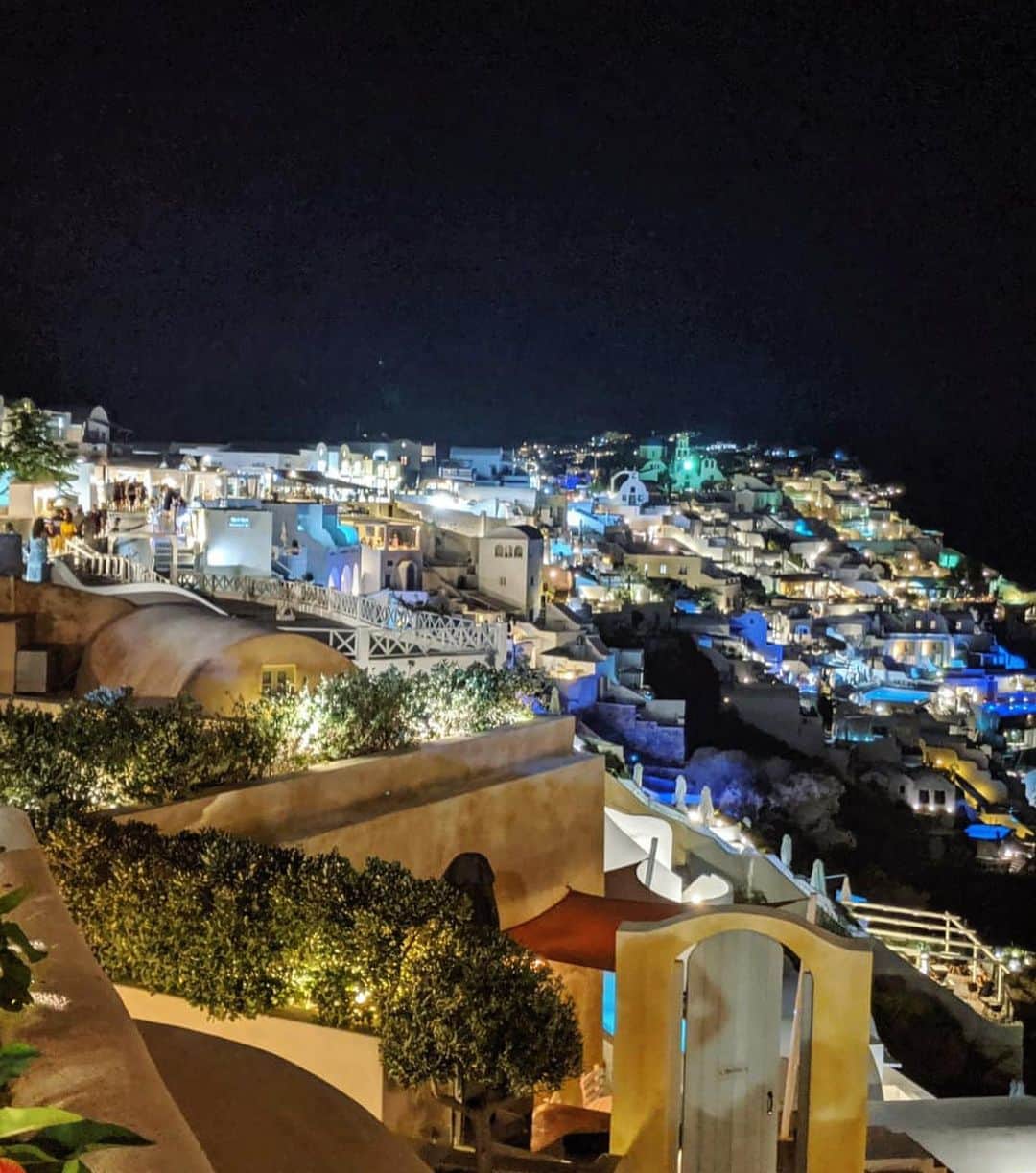 荒木さやかさんのインスタグラム写真 - (荒木さやかInstagram)「旅行好きな2人が、絶対ここにまたゆっくり来たい‼︎💙 と久々に思った場所❤︎❤︎❤︎ 世界はまだまだ広いなぁって改めて思った🌎 私の将来の夢は旅人です😏❤️w #santorini #santorinigreece #Nightview #amazing #サントリーニ島 #今からミコノス島に戻ります #写真4枚あるから見てね」7月10日 17時32分 - araki_sayaka