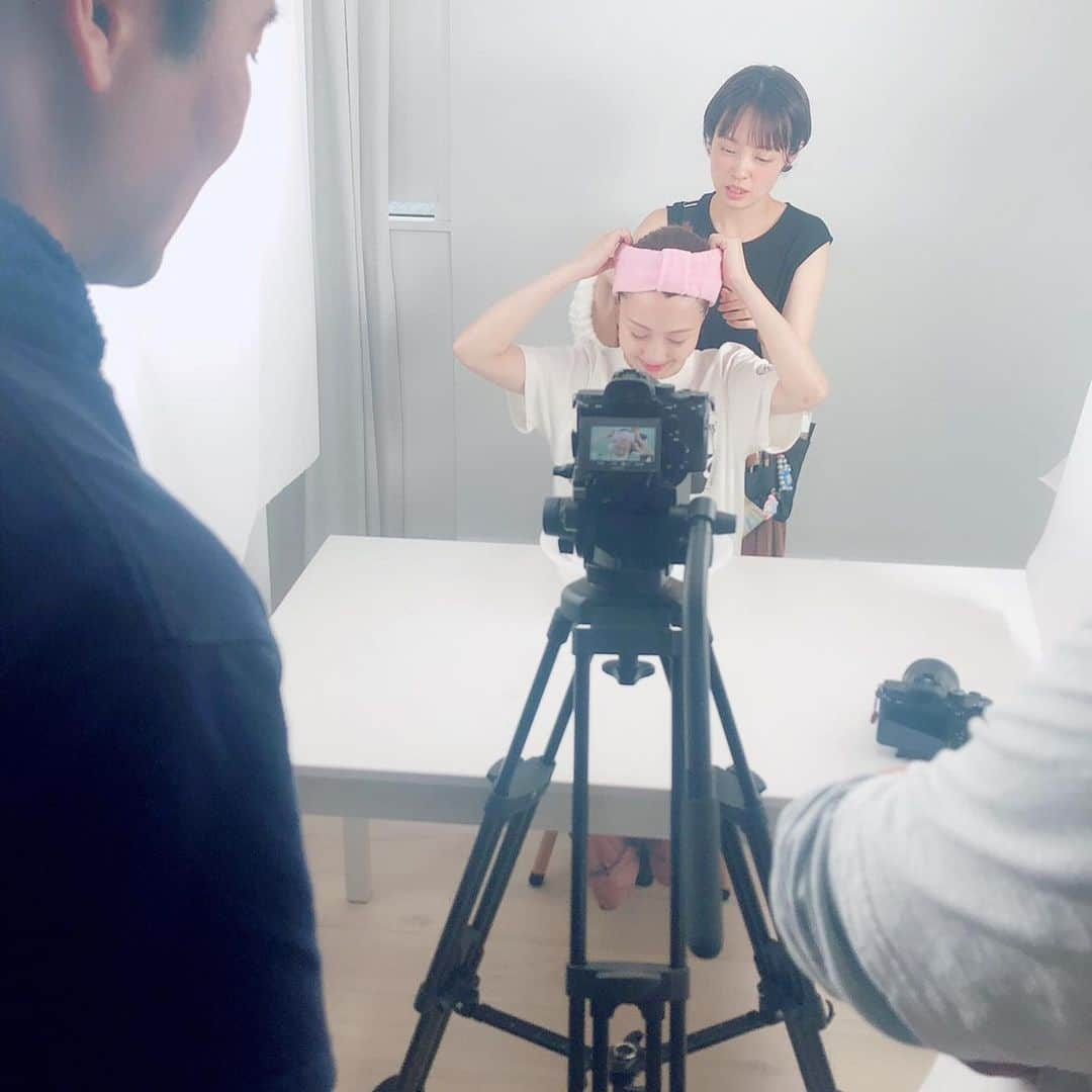 若林愛さんのインスタグラム写真 - (若林愛Instagram)「動画のモデル業務🎥 スタジオにコストコで人気の熊さんが！！ふわふわだった✨ 社長さん(おじさま)たちが熊さんをラブラブにセッティングしていた😂かわいい💕笑 洗顔からのメインの化粧品を使う撮影！すっぴん撮影と言いつつ眉毛だけはこっそり足してもらっちゃいました🤫笑 . #撮影 #コストコ #costco #熊 #ティディベア #モデル #動画 #化粧品 #洗顔 #ヒアルロン酸 #高濃度ヒアルロン酸」7月10日 17時33分 - megumi.cl