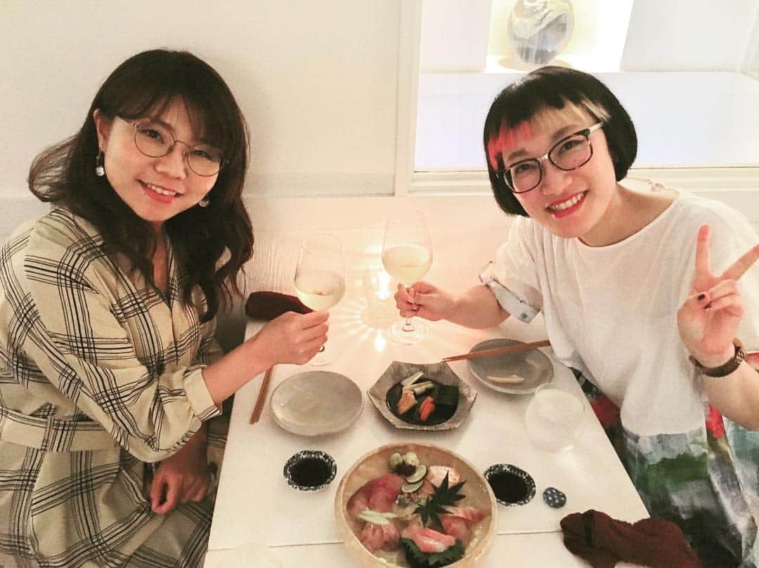 松浦志穂のインスタグラム：「今年もケイちゃんがお互い誕生日おめでとう🎂🥂今年も一年健康で頑張りましょう会をやってくれました。（2人とも6月13日）この写真の2人の微笑み方が似ていますね😋 ・ ギンナナ菊池さんハワイ行ってらっしゃい会👋の時は金成さんが誕生日近かった私、ピクニックさん、ボンさん（ボンさんはご結婚も💍）へのケーキも🎂🥺なんて温かな気遣いなんでしょう、、また今年もロードオブメジャーの🎶あたたかーいーひーとーのーやーさしさにぃー、、、の歌詞が浮かぶ誕生日🎉でした。 ・ #誕生日 #1カ月前 🤪🤪」