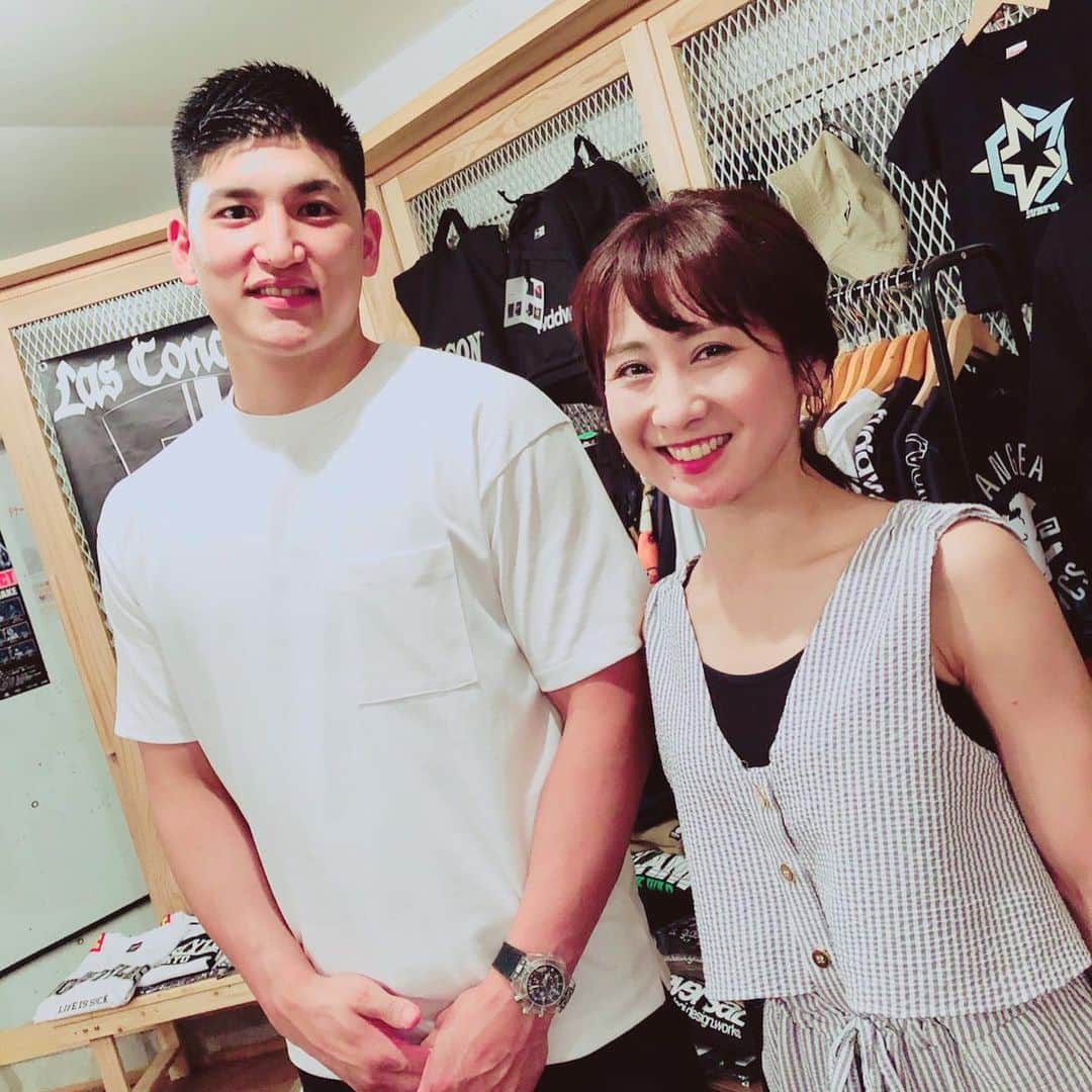 糸数美樹のインスタグラム：「🏀🏀🏀✈️✨ 我らが琉球ゴールデンキングスでも活躍してくれた津山くんが、来季から学生の頃からの「夢」だった海外リーグに挑戦することを発表しました！！！ それに伴い、海外に挑戦するためクラウドファンディングをはじめたんです。 うちなーんちゅが世界で活躍する姿が見たい！ってなわけで、わたしも応援団に加えてもらいました。 みんなも津山くんの応援宜しくお願いします！！がんばれーーーー！  #津山尚大 選手 #バスケットボール #海外挑戦 #クラウドファンディング #YUIMA  https://yuima-okinawa.jp/project/detail/532」