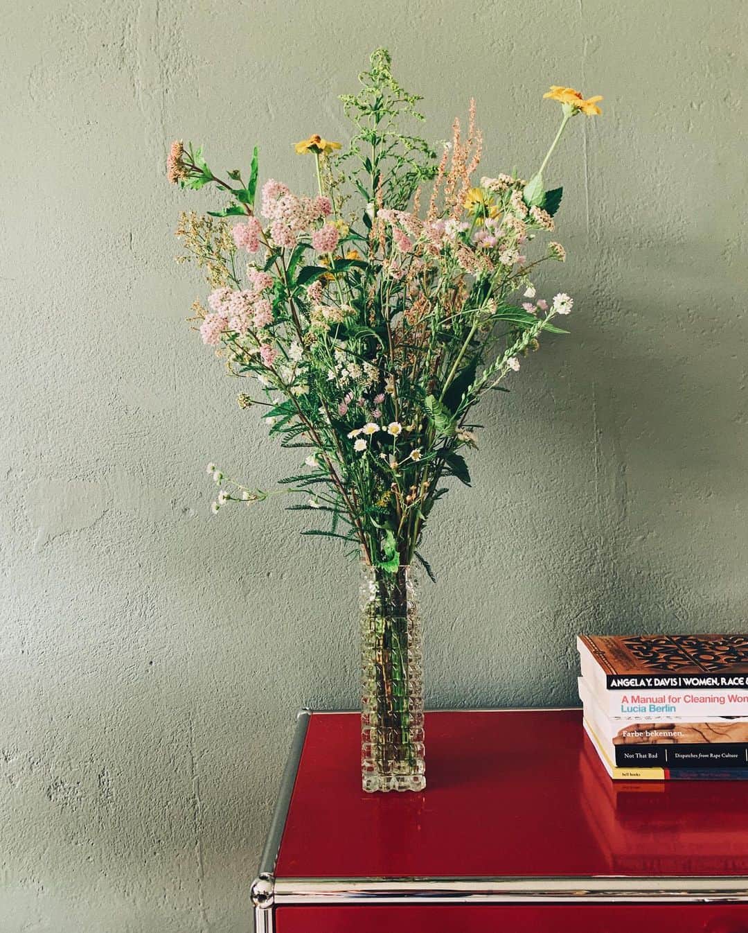 STIL IN BERLINのインスタグラム：「Started my day with picking flowers on an abandoned lot by my house. Seriously recommended.」