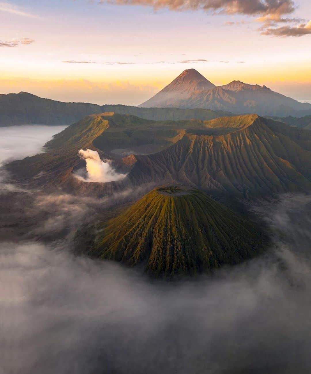 Canon Photographyさんのインスタグラム写真 - (Canon PhotographyInstagram)「Definitely worth getting up at midnight and traveling six hours to another Indonesian island to see these amazing volcanoes for sunrise.  Photography | @davide.anzimanni  Bromo , East Java  #Bromo #canon_photos #cpcollectives #eastjava」7月10日 17時41分 - cpcollectives