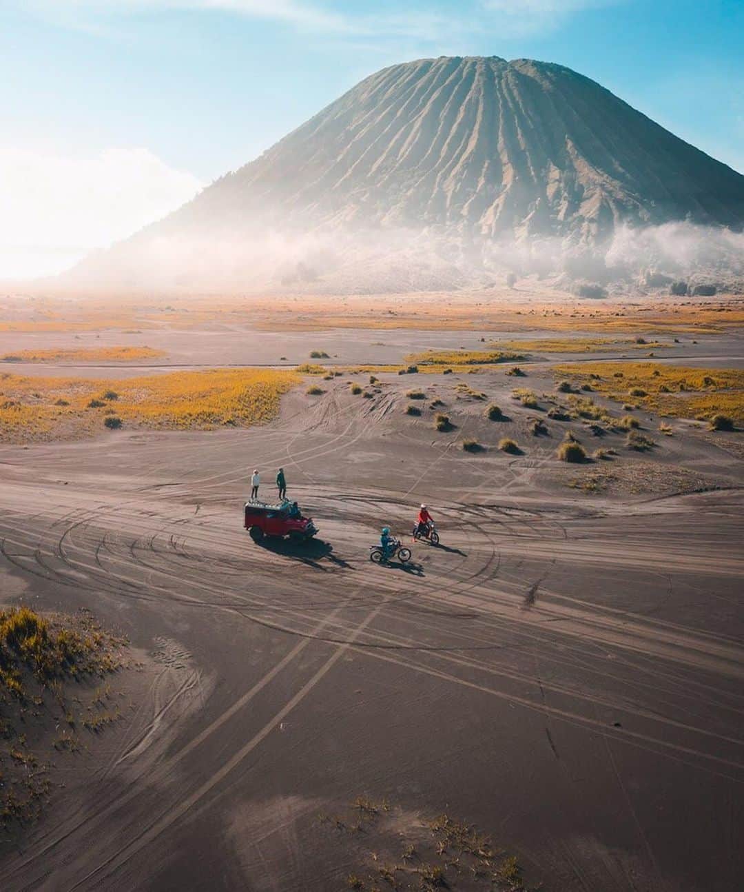 Canon Photographyさんのインスタグラム写真 - (Canon PhotographyInstagram)「Definitely worth getting up at midnight and traveling six hours to another Indonesian island to see these amazing volcanoes for sunrise.  Photography | @davide.anzimanni  Bromo , East Java  #Bromo #canon_photos #cpcollectives #eastjava」7月10日 17時41分 - cpcollectives